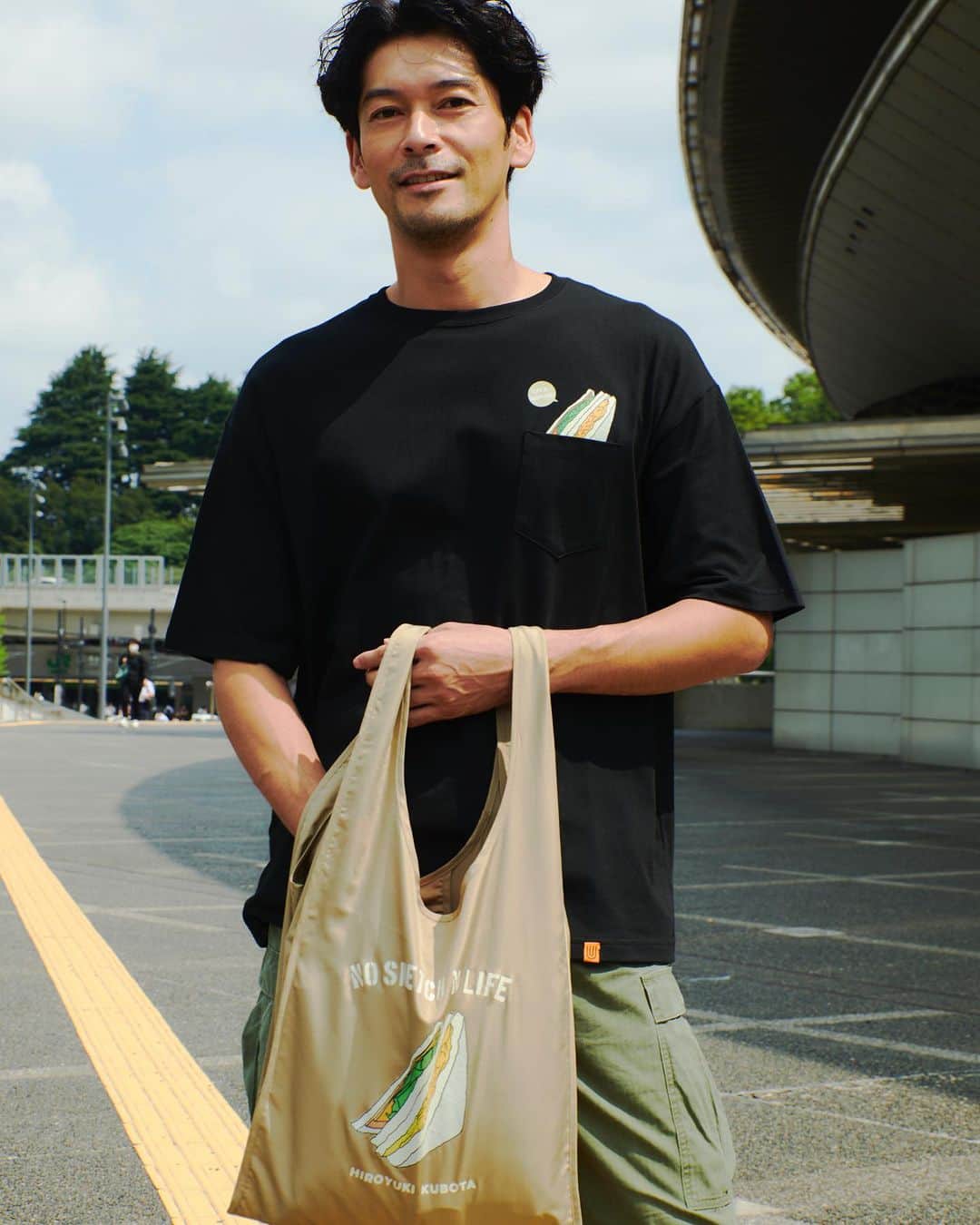 久保田裕之のインスタグラム：「商品化を！とのお声を沢山頂いたので、本日12時よりあのサンドイッチTシャツとあのサンドイッチエコバッグの予約販売開始します🥪 プロフィールのURLからオンラインストアに飛べるので是非チェックしてみて下さい👍🏻 　 予約できる期間は1週間だけで💦お手元に届くのは9月になります🙇🏻‍♂️  ーーーーーーーーーーーーーーーーーーー 【 受注期間 】 期間：7月21日(金) PM12:00 ～ 7月28日(金) PM12:00 【 お届け時期 】 9月上旬～中旬頃 ーーーーーーーーーーーーーーーーーーー ●Tシャツ LIFE IS×UNIVERSAL OVERALL 久保田裕之自身が描いたサンドウィッチ柄がポケットから顔を出すデザインの @universaloverall_jp とのコラボTシャツ😃  全体のバランスにこだわりゆったりしたシルエットが特徴。サンドイッチ位置や角度など見え方にもこだわりました。 5.6オンスと透け感の気にならない程よい生地を使用したTシャツです。  素材：綿100% サイズS.M.L.XL(細かいサイズはサイトをご覧下さい) 色：BLACK、WHITE、BEIGE  @hiroyuki_kubota_ 184cm Lサイズ着用 @ran_tachibana_ 155cm Mサイズ着用  ●エコバッグ LIFE IS 久保田裕之自身が描いたサンドウィッチ柄が目を引くデザインのエコバック。  携帯性にも優れたパッカブル仕様、耐久性のあるリップストップ仕様となっております。  素材にリサイクルポリエステルを使用したサスティナブルなバックです。  素材：リサイクルポリエステル サイズ：FREE 色：CHARCOAL、OLIVE、BEIGE  https://dreamwsoutfitters.jp/products/pocket-tee-kbsand-t01  https://dreamwsoutfitters.jp/products/eco-bag-kbsand-eb01」