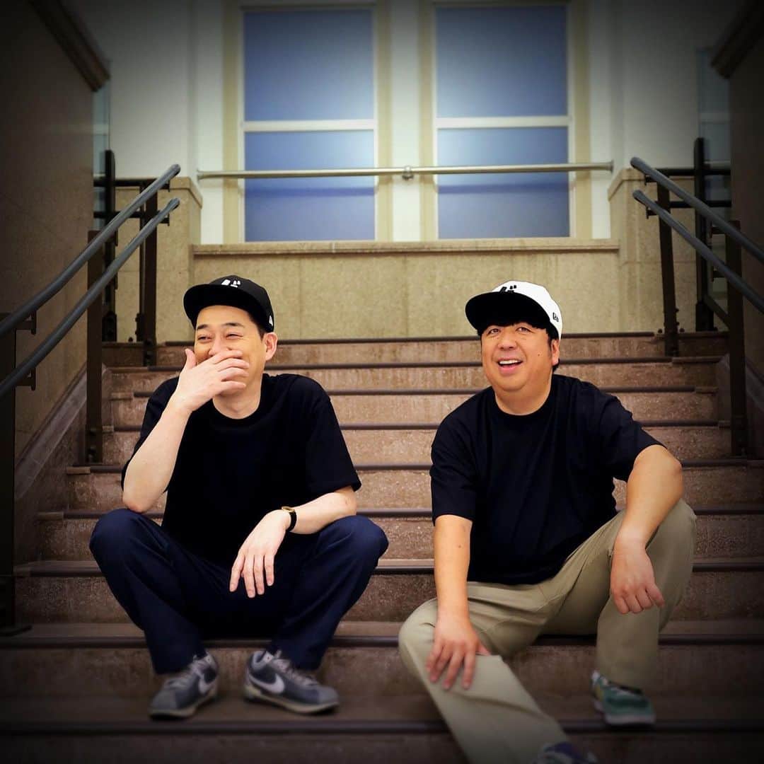 のインスタグラム：「. 【着用アイテム】  設楽 ・バナナマン×NEWERA　バ 9FIFTY CAP　color : BLK　size : F （アジャスター調整可） ・Dickies × bananaman Cotton Work Pants　color : NVY　size：34  日村 ・バナナマン×NEWERA　バ バイカラーCAP　color : WHT　size : F （アジャスター調整可） ・Dickies × bananaman Cotton Work Pants　color : BEG　size：38  #bananaman #bananamangoods  #bananamanlive #バナナマン #バナナマンライブ #bananamanliveO #バナナマングッズ」