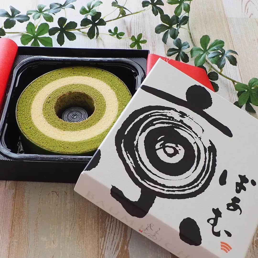京ばあむ公式のインスタグラム：「\ しっとり美味しい！ /  本日はお客さまよりいただいた 京ばあむの嬉しいご感想をご紹介☺️  \ @bnsweets さまのご感想💬 /  食べてみたかった 『京ばあむ』届きました～🎵 ありがとうございます。  早速オープン。  抹茶と豆乳の 2色バウムクーヘンで 抹茶の風味がきいていて  しっとりなめらか とっても美味しい❗  ナイフもスッと入ります。 見た目もオシャレ～🎵  抹茶生産者さんの顔や ばあむを焼いた人の名前まで 入っています。  消費者目線でこういう 丁寧な仕事をしてくれる お店さんありがたいですね。  バウムクーヘンは 自分じゃ作れないから  京都に行ったら、次からは これも絶対買わなくちゃ～(^o^)  ・  @bnsweets さまが 気づいてくださったように…  京ばあむのパッケージには 一つ一つに職人の 名前シールを貼っています✨  真心込めて焼き上げた 職人たちの想いを 皆さまへお届けすべく、 始めた取り組みです☺  しおりでは、 抹茶の生産者さんをご紹介。  ２つの契約農家さんのうち そのとき使用している 生産者さんのしおりを入れています。  しおりの写真は 毎年収穫の時期に茶畑に赴き 撮影しています！  ぜひ皆さまも 名前シールとしおりを チェックしてみてください✨  ・  \ 京ばあむのご購入場所は… /  01. 京ばあむ専門店や 京都のお土産屋さんで！  02. 公式オンラインショップで！ 実はお取り寄せもできるんです😌  👇プロフィールURLより 公式オンラインショップをご覧ください✨ @kyo_baum  #京ばあむ #バームクーヘン #抹茶スイーツ #抹茶 #京都 #京都スイーツ #京都グルメ #京都土産 #baumkuchen #kyobaum #kyoto #お取り寄せ #お取り寄せスイーツ #お取り寄せグルメ」