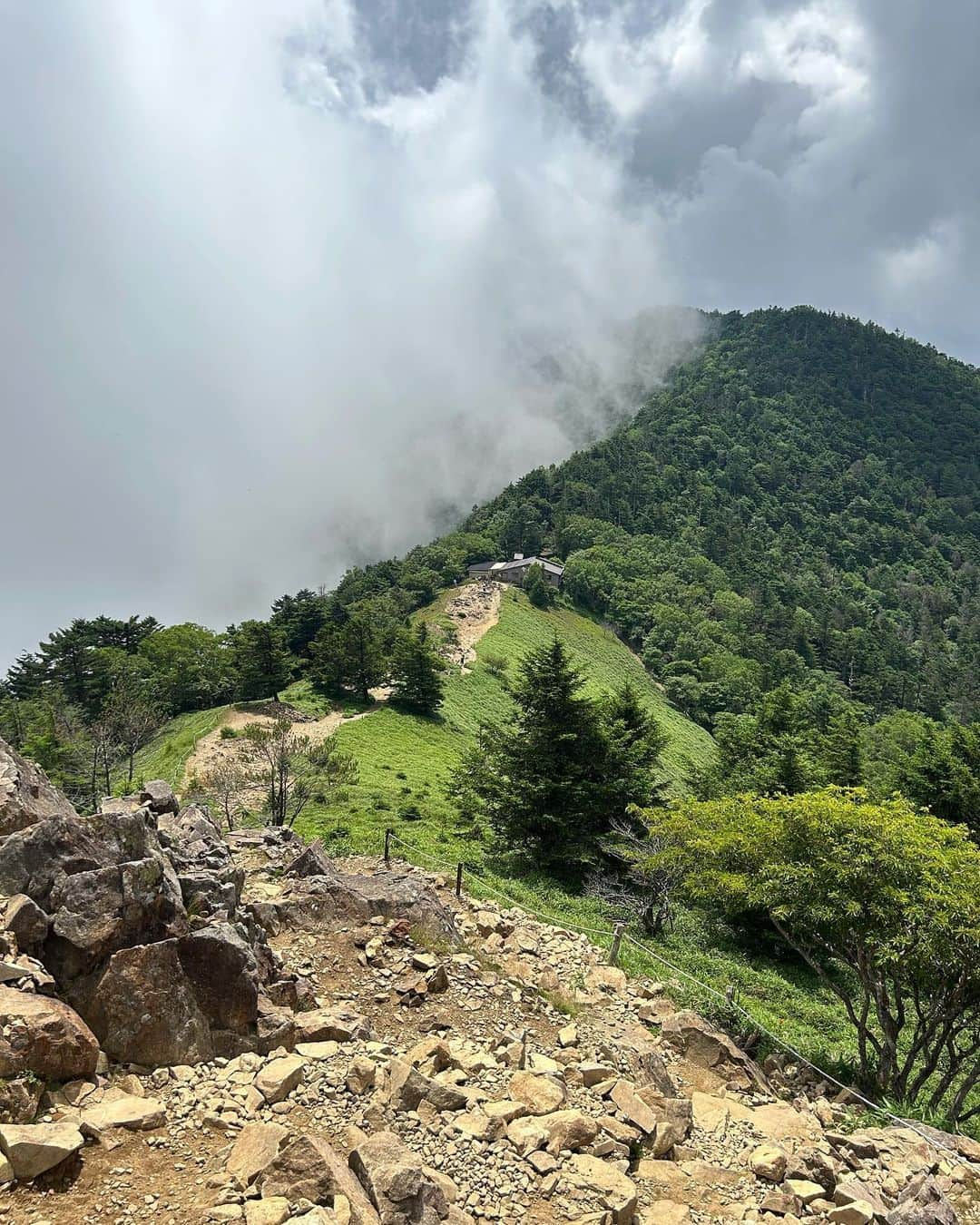 parisaのインスタグラム：「🏔️ Mount Daibosatsu 大菩薩嶺 2,057m」