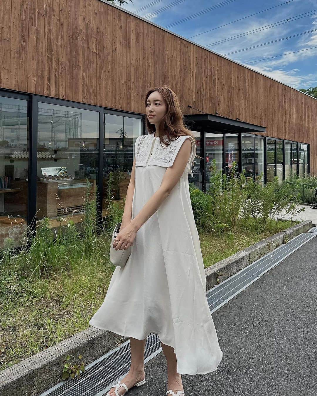 唯可（yuika）のインスタグラム：「暑くて暑くて毎日溶けそうですが みなさまいかがお過ごしですか🫶  暑い日ってサラッとしたワンピースが着たくなるから@acka_official のワンピースを着たよ🤍 襟の部分がほんとにかわちぃ🤙  嬉しいことにサイズが2展開あって高身長さんから低身長まで着れちゃうの🥹🤍  高身長の丈短くなる問題 めちゃくちゃ嫌だったから この丈感とても嬉しい🤍  #高身長コーデ#高身長#ママコーデ#ママファッション#ワンピース#コーディネート#夏コーデ#お出かけ#デートコーデ#女子会#ホワイトコーデ#アラフォー#アラサーコーデ#モテワンピ#男の子ママ」