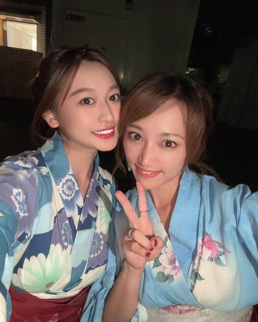 葵ゆりかのインスタグラム：「久里浜の花火大会🎆✨  お友達の親子と❤️ 張り切って親子３人水色浴衣で統一してみたんだけど ワクワクして久里浜についたら 『強風のため本日の花火大会は中止です』 の張り紙。。  体感では風もなかったし お天気もすごくよかったのに  しばらく現実を受け入れられなかった…笑  ですが、せっかく行ったんだし久里浜で遊んで行こうってことで、急遽公園でピクニック🍷  結果、花火なくても大人も子供もめちゃくちゃ楽しかった💕  りえちゃん色々ありがとう🥰✨  帰りにたまたま寄ったお店 @kappagura2nd  がすごく良くて、また久里浜に行ったら行きたいなーと思うお店でした🍷✨  #花火大会　#久里浜ペリー祭 #久里浜　#久里浜グルメ　#浴衣　#浴衣女子」