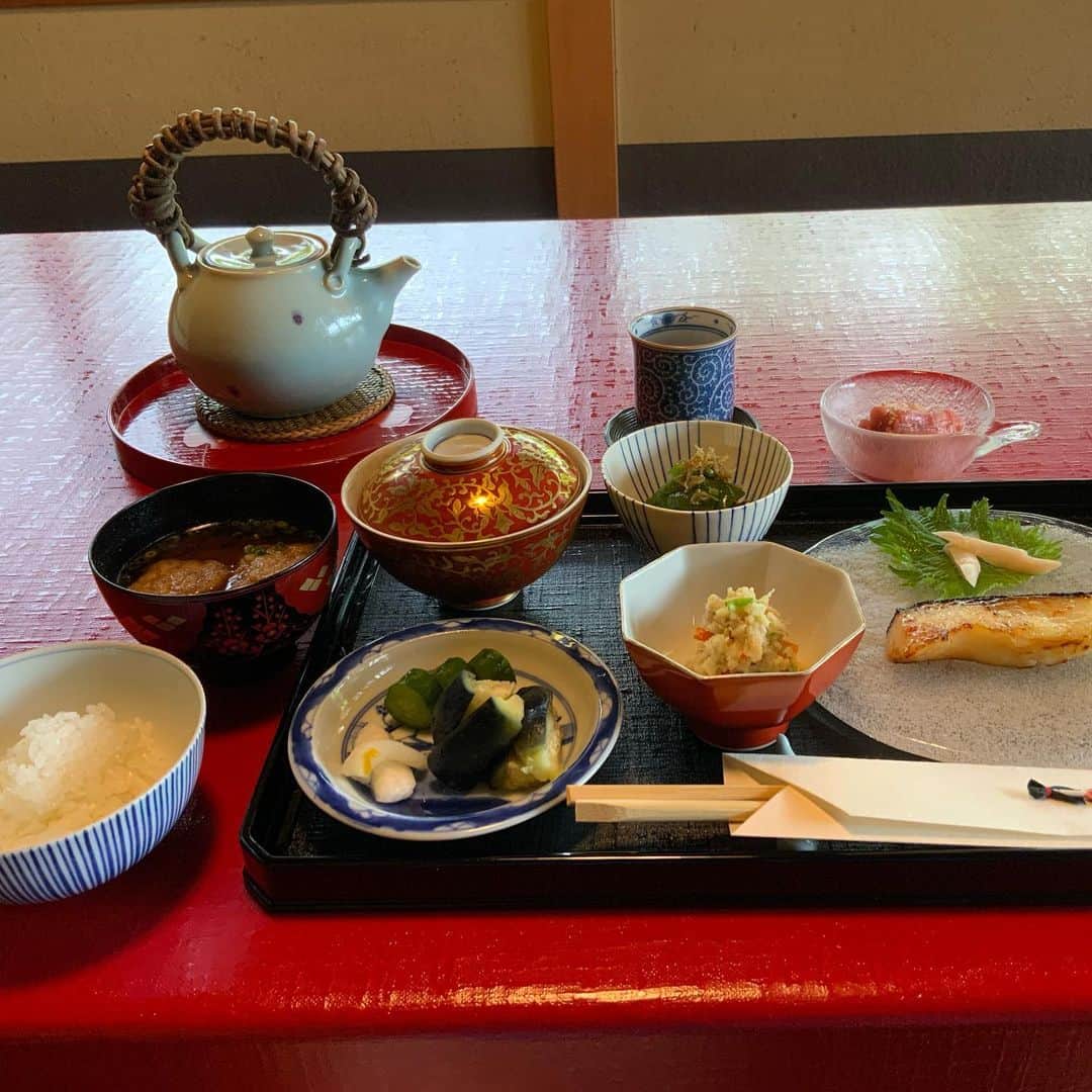 ヒロミチナカノのインスタグラム：「京都..円山公園の上の方にある井雪(旅館)の朝食..全てが普通の物だけど全てが普通じゃない朝食..本当に美味しかった.. #京都」