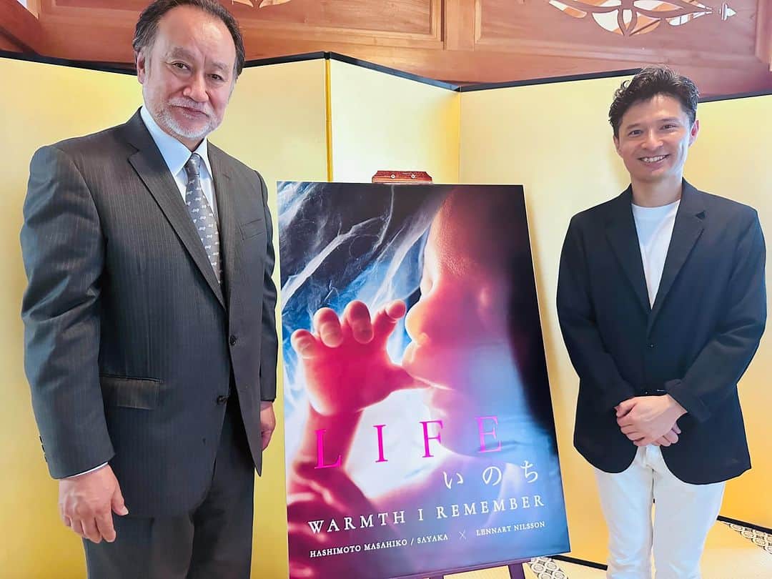 橋本昌彦のインスタグラム：「高野山金剛峯寺新別殿で襖絵を奉納された 福王寺一彦先生もLIFEいのち×いのち展にお越し頂き大感激して下さいました。  福王寺先生は千住博先生より 高野山の御縁を頂いたそうです。 先生の襖絵は新別殿に飾られています。  明日、7月22日(土）20時〜21時 高野山での体験をシェア会をします。  https://docs.google.com/forms/d/e/1FAIpQLSfMaC7G4a215l-_L2CeApXJcntmWAXDNl1kibwJ1sE-KVZMnQ/viewform  高野山に来れなかった方も、実際に足を運ばれた皆様方と繋がりながら感動をシェアいたしますので是非ご参加下さい。」