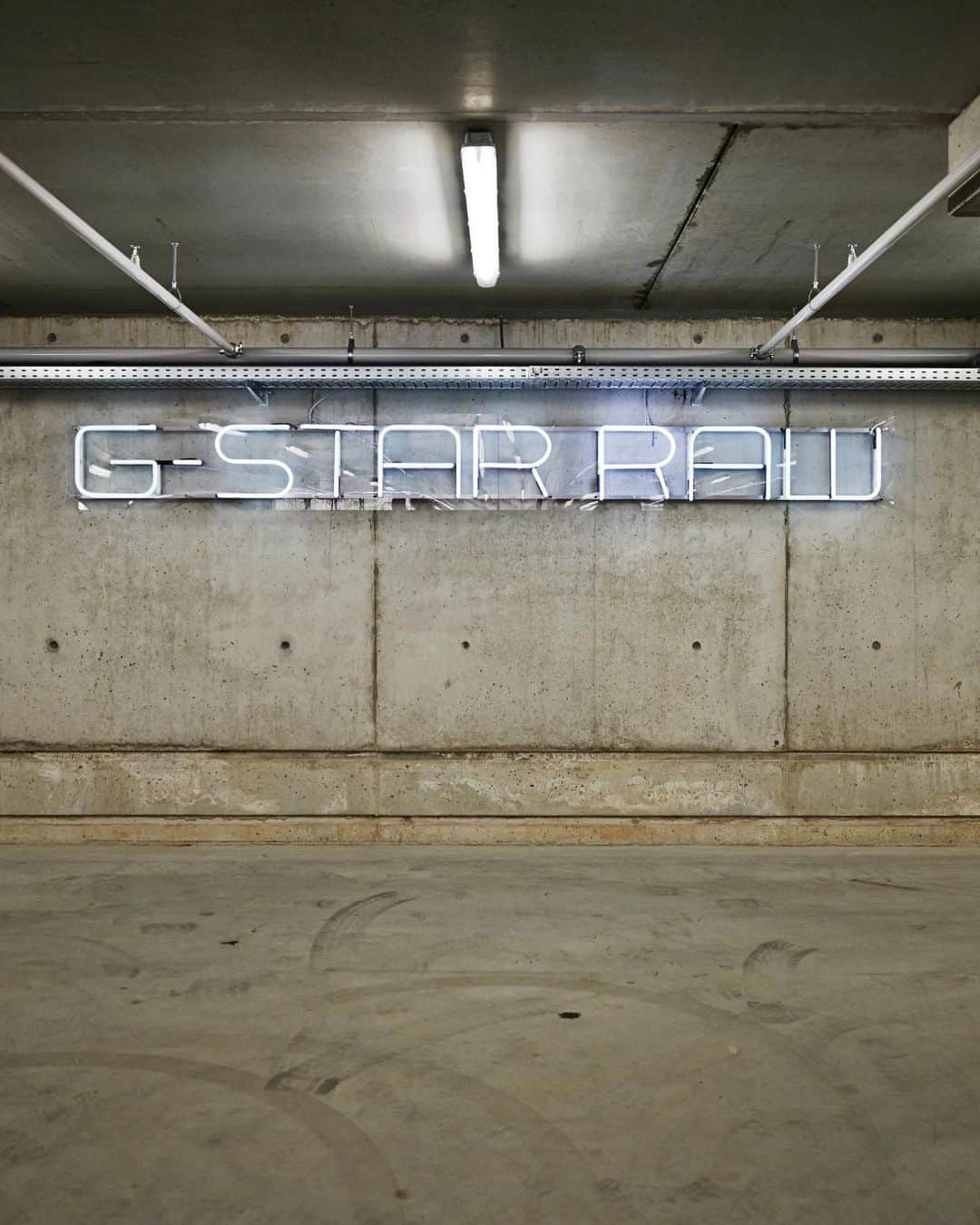 ジースター ロゥさんのインスタグラム写真 - (ジースター ロゥInstagram)「Inside the RAWFACTORY.  Day to night. A car park that holds raves. An office that homes craftsmanship. From our collaboration with #ADE to furniture design from #PierreJeanneret and #Vitra. Swipe for snapshots of our headquarters.  #RAWFACTORY #GStarRAW」7月21日 17時36分 - gstarraw