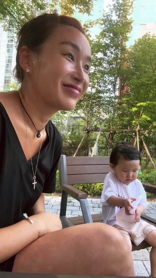 ペ・ユンジョンのインスタグラム：「하원하자마자 집앞물놀이🤭」