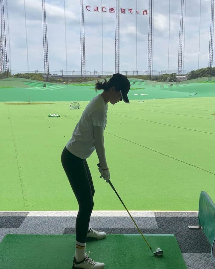 高原愛のインスタグラム：「久しぶりのゴルフレッスン⛳️🏌️‍♂️ 最近ゴルフで90台がでてスイングが安定してきたけど、崩れるととことん崩れてしまっていたのでレッスン行ってきました☺️新たにフォームを改善して、憧れていた下半身もしっかりまわるスイングになりました💖(嬉しい🥹💖) 1→レッスン後 2→レッスン前 足幅のスタンスの違いでこうも変わるんだね！！ その人の体格に応じたスイングがあるんだなと勉強になった🤔😆👍 ゴルフ上手になりたい😆💖💖💖  #ゴルフ#ゴルフレッスン#ゴルフスイング#ゴルフ女子#ゴルフ練習#⛳️」