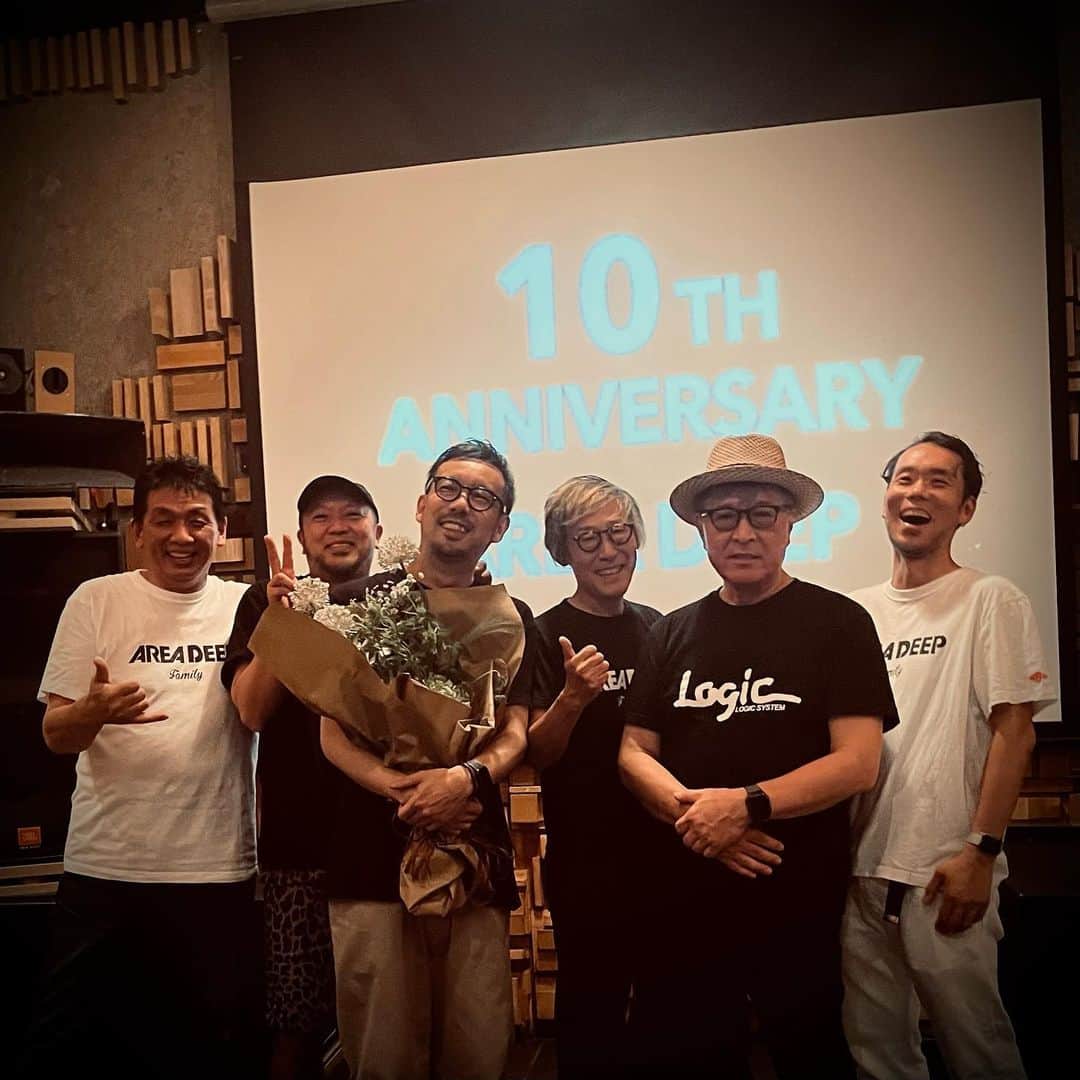 土橋安騎夫のインスタグラム：「昨日のArea Deep 10周年、たくさんの方にお祝いしていただきました。松武さんのDJ performanceも最高でした！ありがとうございました🎵」