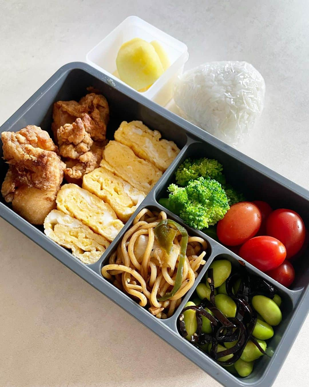 秋定麻紀子のインスタグラム：「#毎日お弁当  #キャラ弁は無理  #お弁当  #お弁当記録  #手作りお弁当  #🍱　 #小学1年生 #夏休み #学童弁当 #学童」