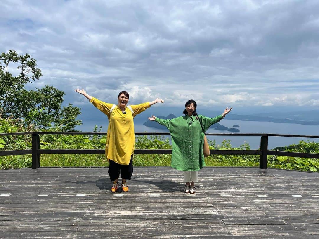 久保田磨希のインスタグラム：「お知らせでございますぅ 7月23日（日） 朝10時50分から 朝日放送「おとなのプラチナ旅　北海道周遊3泊4日ツアー」 宮崎美子さんと北海道を旅して参りました。 ゆっくりゆったりとした旅で、たくさんお話もできて、素晴らしい旅になりました。 素敵なホテルに温泉に美味しいご飯に、夢の様な旅です。  関西地方の放送となります。 是非、是非、見ていただきたいです〜😆 #久保田磨希 #おとなのプラチナ旅 #宮崎美子 さん」