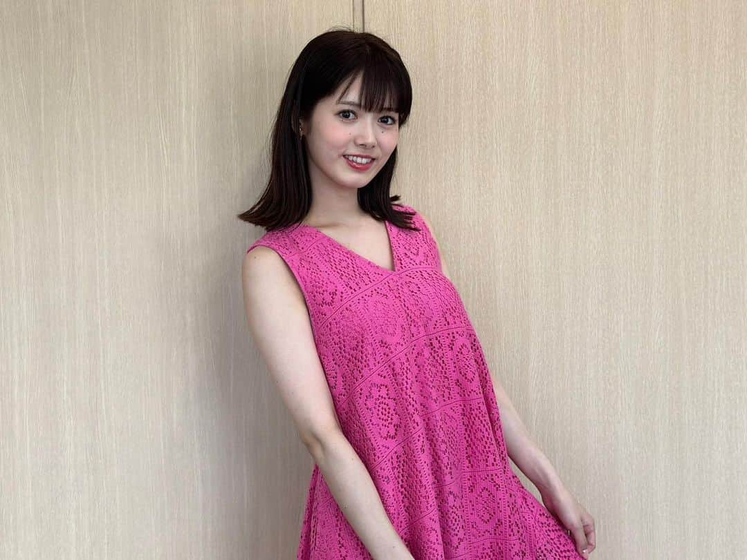 谷尻萌さんのインスタグラム写真 - (谷尻萌Instagram)「こんにちは☻ 今週末は関東も 梅雨明けするかな〜？☀️  先日、髪を10センチ程カットしたよ〜☺️ 暑かったのでスッキリ〜♪ ギリギリポニーテールに できる長さです💕  ほな暑さに注意して過ごしてな〜🍀  #めざましテレビ #ピンクワンピース #イメチェン」7月21日 12時11分 - tanijiri_moe