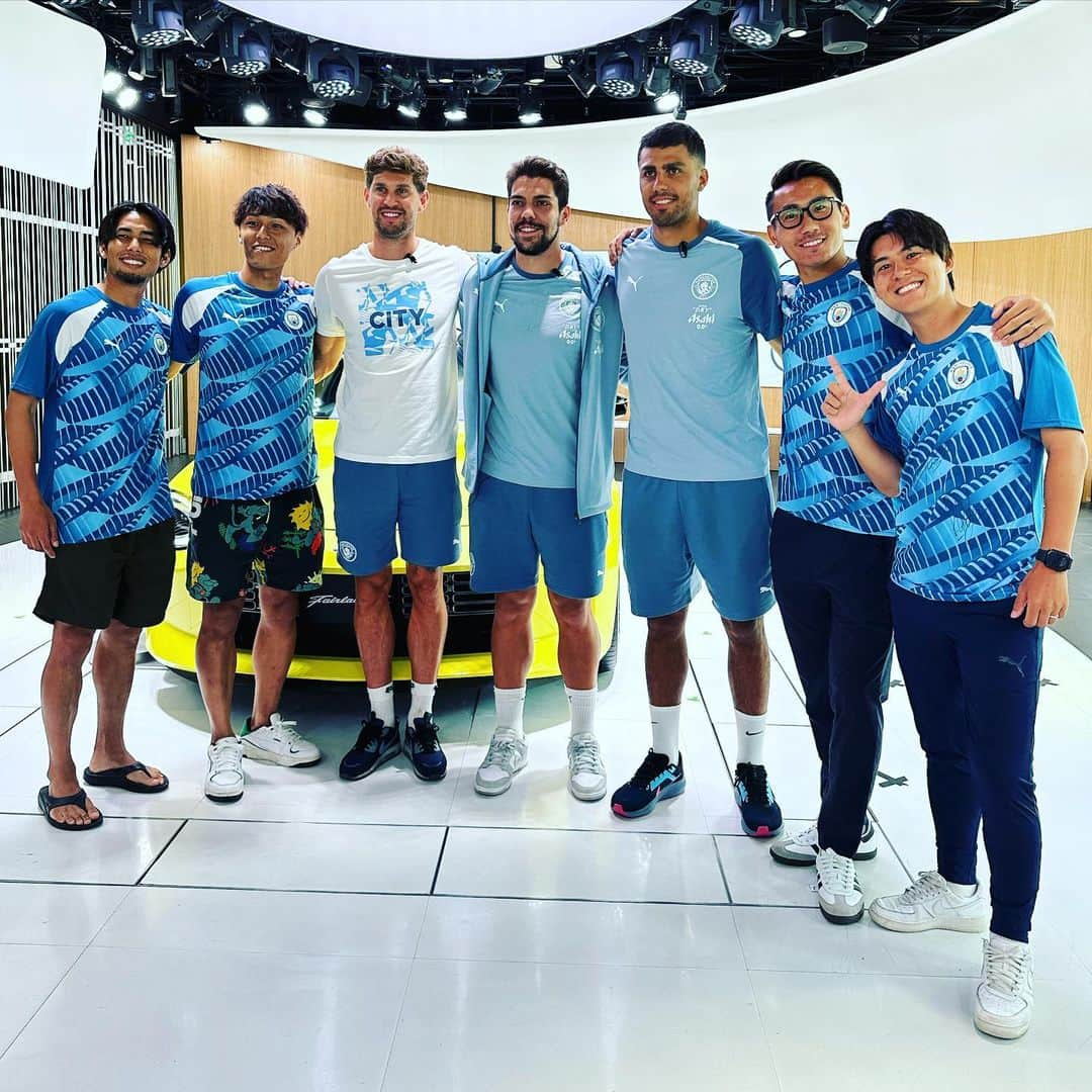 けーごさんのインスタグラム写真 - (けーごInstagram)「. Manchester City ⚽️🩵 来日中のマンチェスターシティの ロドリ•ストーンズ•オルテガ選手に インタビューさせてもらいました！ YouTubeドリームがすぎるて！！！ 英語で頑張ってインタビューしたのでお楽しみにしててね🫢  #日産 #nissan #ManchesterCity  #ManCity #リゼム#マンチェスターシティ」7月21日 12時14分 - keigostagram