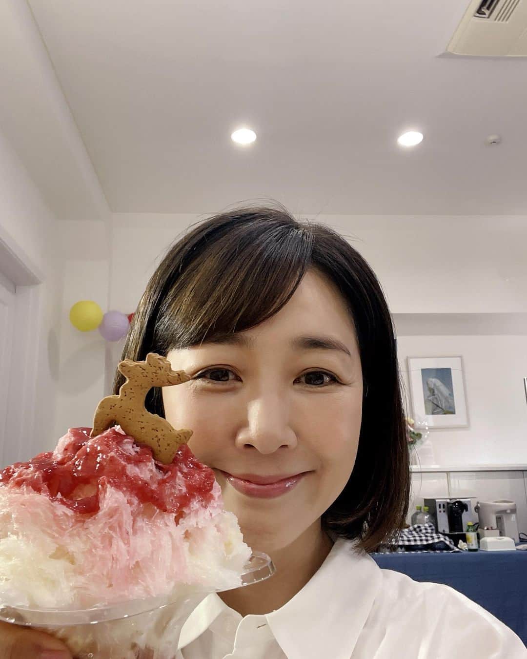 菊池桃子のインスタグラム：「*  かき氷の 超名店💫！ 奈良の「ほうせき箱」さんが 撮影現場に来てくださいました（幸せです🥰）  ありがとうございます。 この夏、頑張れそうです！！  #ほうせき箱 #来てくださってありがとうございます」