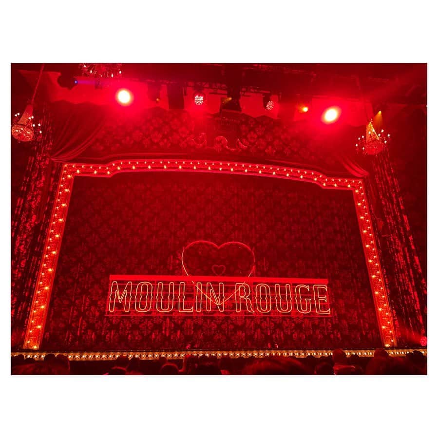 昆夏美のインスタグラム：「. #ムーランルージュザミュージカル  観てきましたー！ . え。 さいっっこうー！！ 帝劇に入った瞬間から ムーランルージュの世界が広がっていて 始まる前からすでに心掴まれて 幕が上がると 目と耳に入ってくるもの全てに魅力され続け 終演後も興奮がおさまらないという なかなかない経験をしました。 そしてすぐに もう一回観ることを決めました🫡 . 音楽やセットや照明はもちろん キャストの皆様の歌、ダンス、空気感が もう圧巻でした🙏🏻🙏🏻🙏🏻 . キャストの皆様、スタッフの皆様が この素晴らしい作品、エンターテイメントを 届け続けられますことを祈ってます！ . . 8月31日まで帝国劇場で上演中です。 これはおすすめ❤️‍🔥」