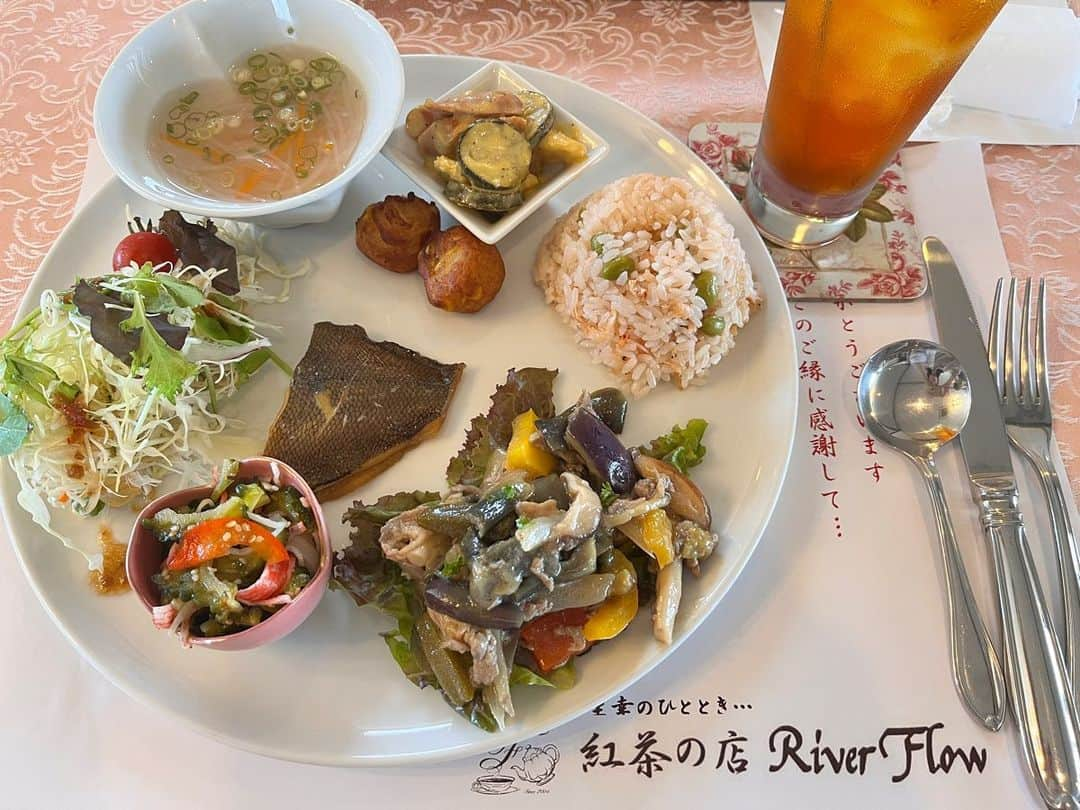 前田友香さんのインスタグラム写真 - (前田友香Instagram)「@tearoom_riverflow さんの 土日祝限定のランチ♡  7月限定ランチは 夏野菜がたくさんで 嬉しかった🍆✨  ドリンクは ルイボスティー♡ 美味しくいただきました！  ランチももちろんだけど 店内で販売されている 紅茶とスコーンはおすすめ！ ぜひお土産に🙆‍♀️  お食事は電話で予約していってね☎︎  ご馳走さまでした！  #柳川 #柳川ランチ #柳川観光」7月21日 12時23分 - yukamaeda.maeyuka