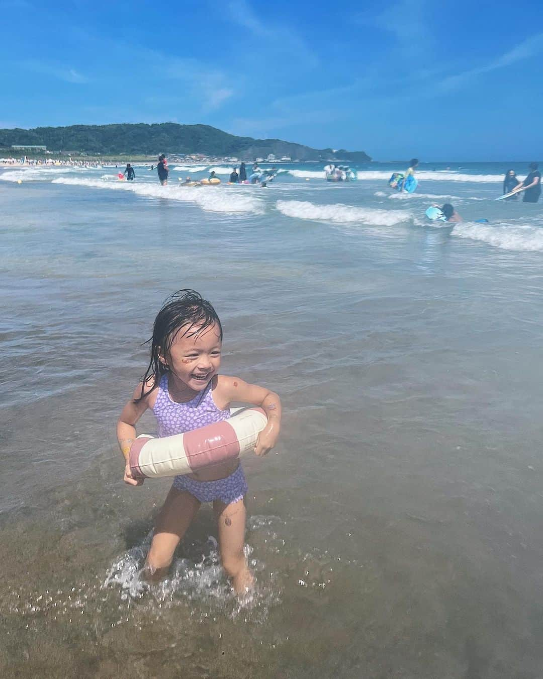 里見茜さんのインスタグラム写真 - (里見茜Instagram)「今年初めての海だー!!!! 姉はもうとにかく幸せそうだった日。笑  1映えてる写真に見せかけて、本当は海を全身で拒絶している次女に優しく寄り添うお友達( @sayurikubota 👧)の図。 2 性格はとても慎重派なので、「砂も太陽も嫌だし眠いのママ」と色々限界を迎えてる妹。 3焼きそば食べて満足してます妹。 4更にかき氷食べて上機嫌🍧 5妹とは真逆に、身体を動かすアクティビティが大好きな姉。波が来るたびにキャッキャと大興奮。 6ママ海最高じゃん！ 7夏女とは私のことでしょうか 8この日は風が心地よかったのでマメオは終始ニコニコ。姉は遊び疲れて爆睡。妹は日陰に入れて上機嫌。 9我で遊ぶなよ。  みんなそれぞれの味を出しててママ面白すぎたよ。 個性あふれる子供達よ いつも幸せな気持ちにしてくれてありがとうだ。♡  #我が家の日常 #夏始めました☀️  #御宿#子供達の夏休み」7月21日 12時25分 - satomiakane