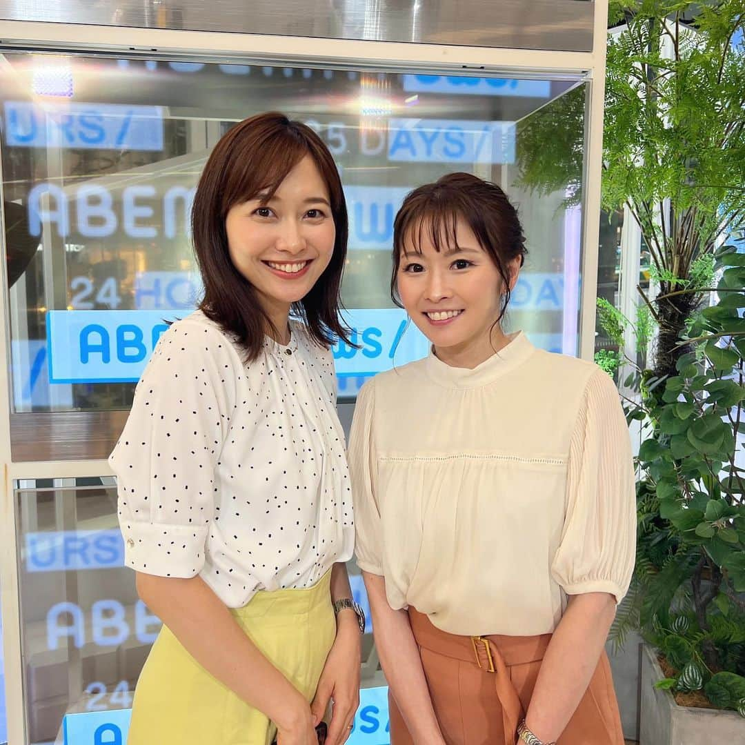 楪望のインスタグラム：「今日午後2時〜のABEMA NEWSはテレビ朝日🐼久冨慶子アナとご一緒🩵 @keiko0hisatomi  仕事と子育て両立しながら…しかも、新幹線通勤🚄💨 久冨ちゃん、本当尊敬です😭✨✨  そんでもって。 立って写真撮ると、私ちんちくりんなのバレる🤪)))笑。 背高くなりたかったーーー🥲🥺 #abema #abemanews #テレビ朝日 #久冨慶子 #アナウンサー #キャスター #午後もよろしくお願いします #金曜日 #うちの母163cmなんだけど #成長遺伝子どこいった #🗣 #📺 #🎥」