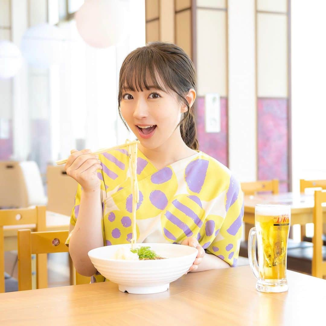 小島まゆみのインスタグラム：「たくさん食べて午後も頑張りましょ〜〜🍴🩵  一足お先にいただきます🍻な1枚✨  鶴見にあるRAKUSPAさんには個室もある広〜いレストランと、種類豊富なお酒が楽しめるバーやショコリキサーが飲めるカフェも🥺🥺  メニューは全部で200種類以上✨  お腹が空いたら、お風呂後にそのまま美味しいご飯がいただけます🤗  みなさんはお風呂・サウナのあとは何を食べますか？？  #極楽湯イメージガール2023 #小島まゆみ #極楽湯青森店 #極楽湯富谷店 #極楽湯宇都宮店 #極楽湯幸手店 #極楽湯和光店 #極楽湯上尾店 #極楽湯羽生温泉店 #極楽湯柏店 #極楽湯千葉稲毛店 #極楽湯多摩センター店 #極楽湯芹が谷店  #ラクスパ1010 #温泉 #露天風呂 #温泉女子」