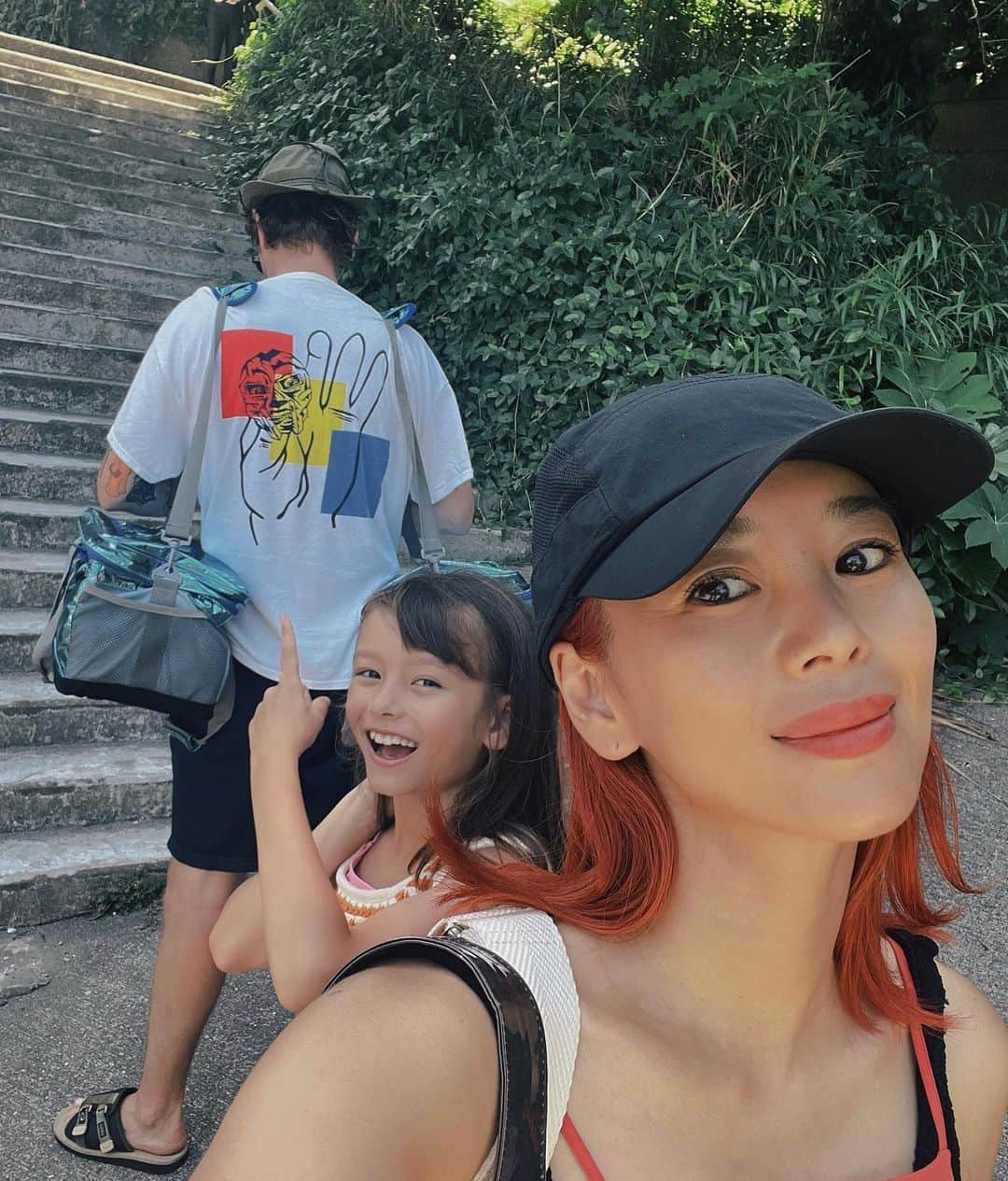 大桑マイミのインスタグラム：「海づくし🏖️  ぷかぷか浮くだけで満たされる。 色々な海に行きたいな。  髪の色をオレンジ🍊🧡に変えました。 夏休み☀️なので楽しんでます。」