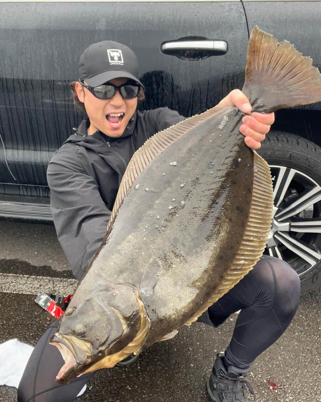 伊藤大海のインスタグラム：「夏の思い出🎣  人生初の座布団でした。  72㎝　4.3㎏  1ozテキサスにリズムウェーブ4.8でした😆 カラーはチャートバックシャッド！  スイミング中のバイトはたまらないですね🤭  #jackall  #リズムウェーブ #座布団」