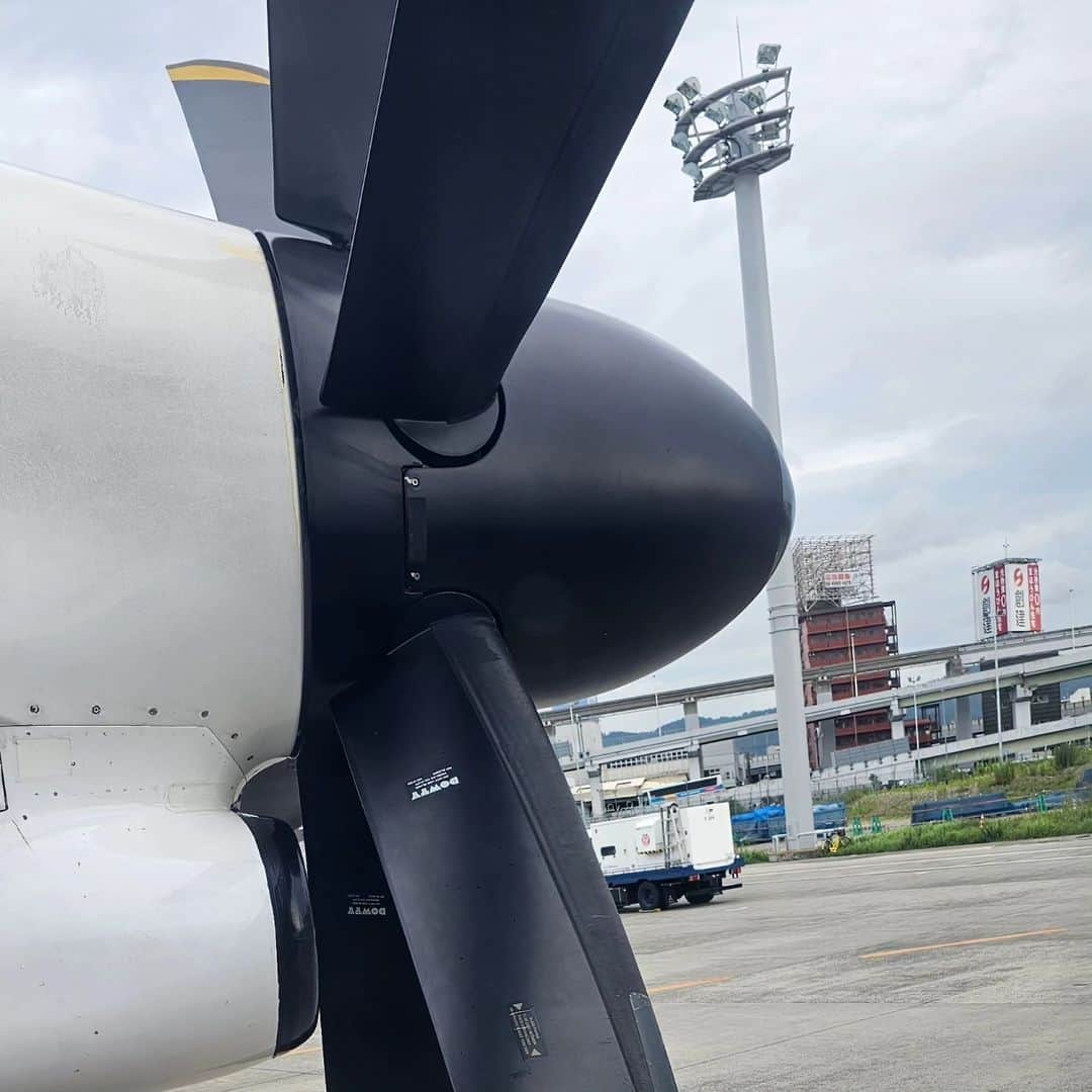 竹内弘一のインスタグラム：「先日、飛行機に乗ったら初めての展開に。 出発時間にドアが閉まって滑走路へ。 そして、離陸のために加速しだして いよいよ飛ぶぞー！となった瞬間、急ブレーキ！ 「えー！！ここまで来て飛ばんのかーい！」と 思わず突っ込みました。荷物室のドアの異常を 示すアラームが点灯したとのこと。 駐機場に戻って点検、給油で、1時間。 ようやく飛んで着陸。ほっとして預けた荷物を ターンテーブルで待っていても出てこない。 20分ぐらいしてから「荷物室のドアが開かないので荷物を取り出せません」とアナウンス。 「点検して締めすぎたんちゃうか？」と 思わず突っ込んでしまいました。 結局２時間遅れになりました。 急いでなかったから良かったけど 予定がある方は大変だったと思います。 時間通りに物事が進むことは本当に 貴重なことですね。」
