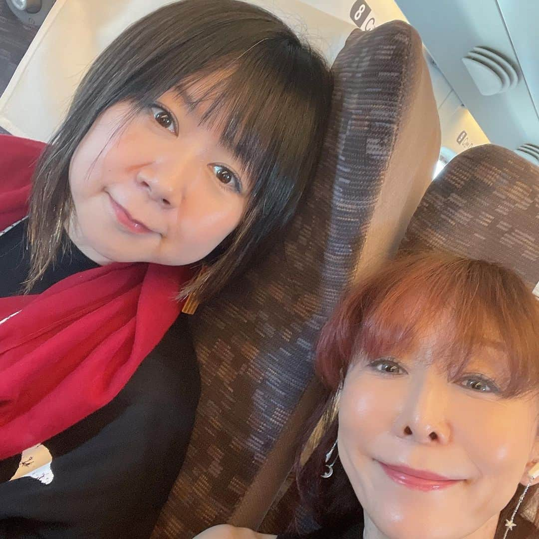 杏子さんのインスタグラム写真 - (杏子Instagram)「ただいま、岡山に向けて疾走ちう🚄  #あらきゆうこ ちゃんとっ！  2人でのプロモーションって、初めてかもっ💞  牛嶋さんっ！  お世話になりますっ😆  #杏子  #牛嶋俊明ドリームファクトリー  #FM岡山  【マネージャー小澤の📻ラジオ情報】 本日です！15時台&18時台スタジオ生出演 #FM岡山「#牛嶋俊明ドリームファクトリー」に #杏子 がゲスト出演！ そして！#あらきゆうこ も出演します！  fm-okayama.co.jp/request_m/drea…」7月21日 12時56分 - kyoko_anzu