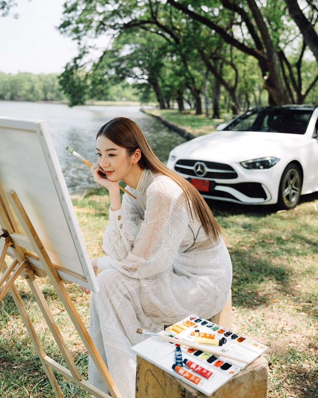 Mercedes-Benz Thailandさんのインスタグラム写真 - (Mercedes-Benz ThailandInstagram)「MB Journey : Energy for every journey 🔋❤️  ชาร์จพลังให้เต็ม 100% แล้วมาสนุกกับทุกกิจกรรม ไปพร้อมกับคุณ @thanaerngnin ที่จะพาออกเดินทางไปพักผ่อนฮีลใจกับรถคันโปรด Mercedes-Benz C 350 e AMG Dynamic รถยนต์ Plug-in Hybrid ที่ชาร์จเพียงครั้งเดียวก็พร้อมลุยได้ทุกเวลา  มาชาร์จพลังกายและฮีลพลังใจไปกับการเดินทางครั้งนี้ด้วยกัน  #MBJourney #CClass #PlugInHybrid #MercedesBenz #MercedesBenzThailand」7月21日 13時00分 - mercedesbenzthailand