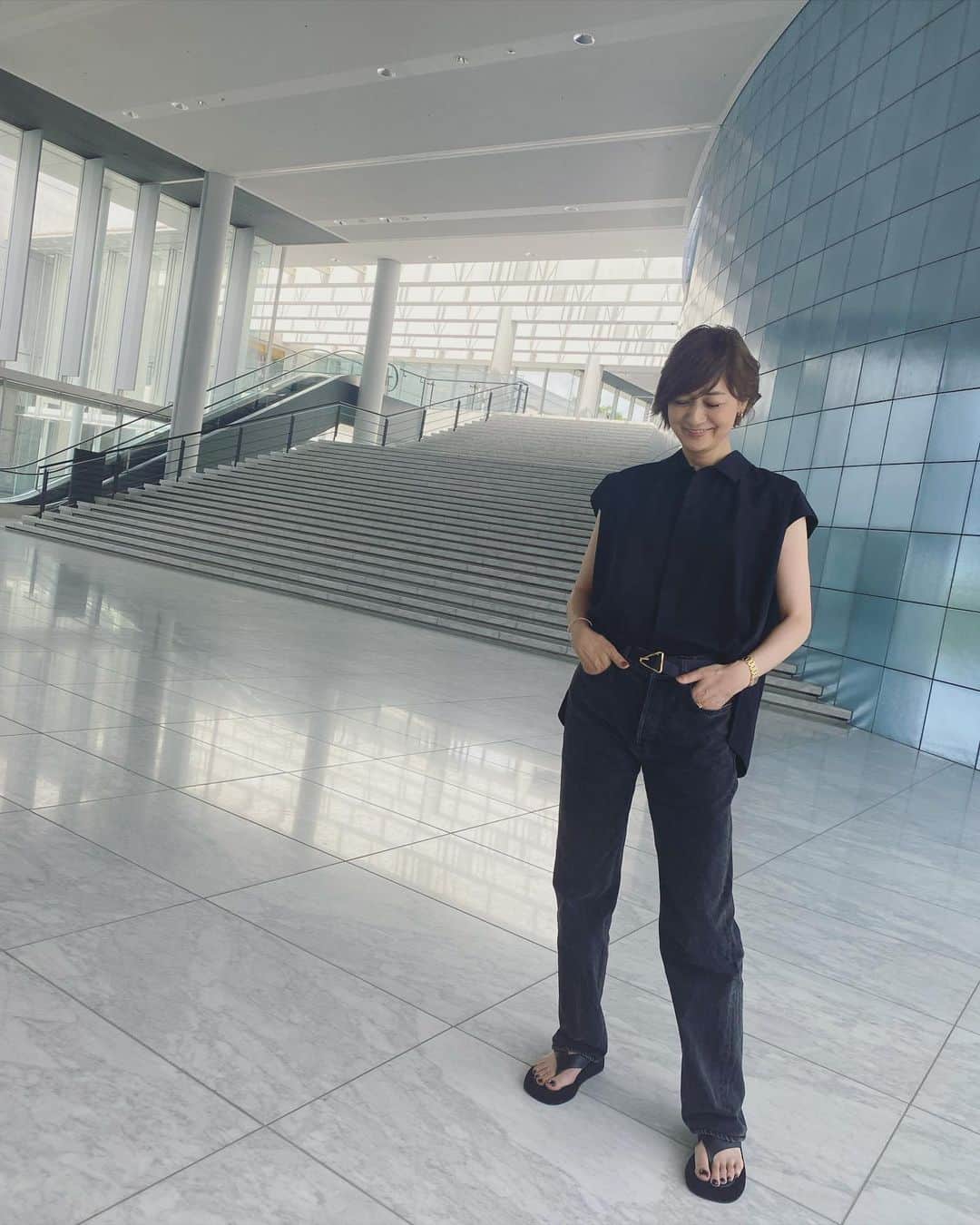 のインスタグラム：「#outfit  何でもないいつもの私服ですが… スワイプ2〜4枚目…ぱっつんボブの後ろ姿を褒められました😆 今日は秋物撮影でしたが室内だったので助かりましたよ スワイプ5枚目…くるりと振り返ったらスタッフさんが写っていました…お疲れ様でした 皆さまもどうか暑さには気をつけてお過ごしくださいね♡」