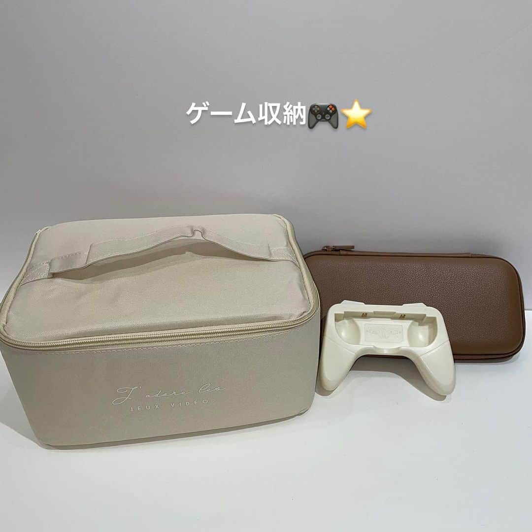 3COINS lN LUMINEのインスタグラム：「こんにちは（＾_＾） 3COINSルミネ荻窪店です🌼  今回は、新商品のゲーム収納をご紹介致します  ゲーム機器周辺の細々したものが綺麗に収納できるアイテムを取り揃えています！  ・ハードケース アイボリー/ブラウン 500円(税込　550円)  ・グリップホルダー2個セット アイボリー/ブラウン 300円(税込　330円)  ・キャリーケース アイボリー 800円(税込　880円)  この他にも多数収納にお役立ちアイテムを取り揃えております🎮  ぜひお近くの店舗にお立ち寄りください ⚠️店舗によって在庫状況が異なります  #3coins #スリーコインズ #スリコ #スリコ新商品」