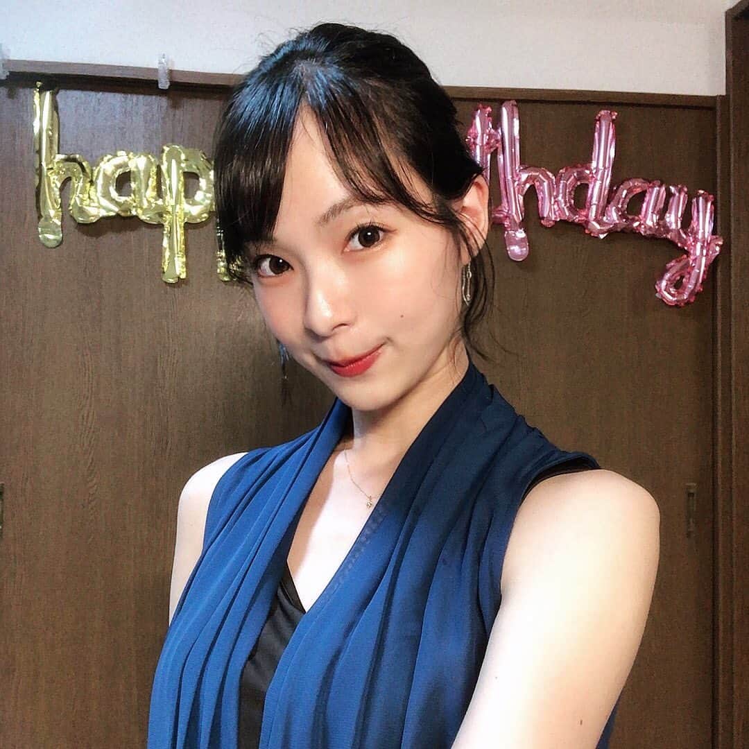 たなかさえのインスタグラム：「今年もライブ配信でお誕生日を迎えました🎂あちらこちらで何年目だろう🙈 . 毎年大人に大人にって言ってるけど人ってそんなに簡単に変われないことはもう重々承知なので私らしく、すこーしだけでも大人の色気と賢さと強さが育つと良いな😉 . ps.しばらく運動していないのでぽよぽよしてきました🥹」