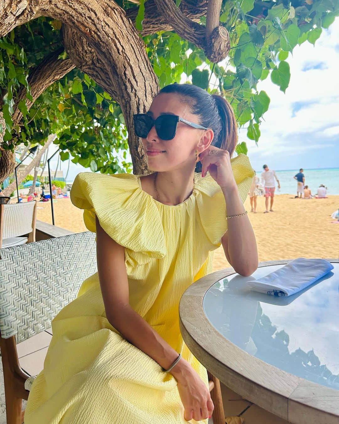 野沢和香のインスタグラム：「木の下でのんびりブランチ🌴  ハウツリーがリニューアルして新しくなってました😀  Angel sleeveのYellow dressで☀️」