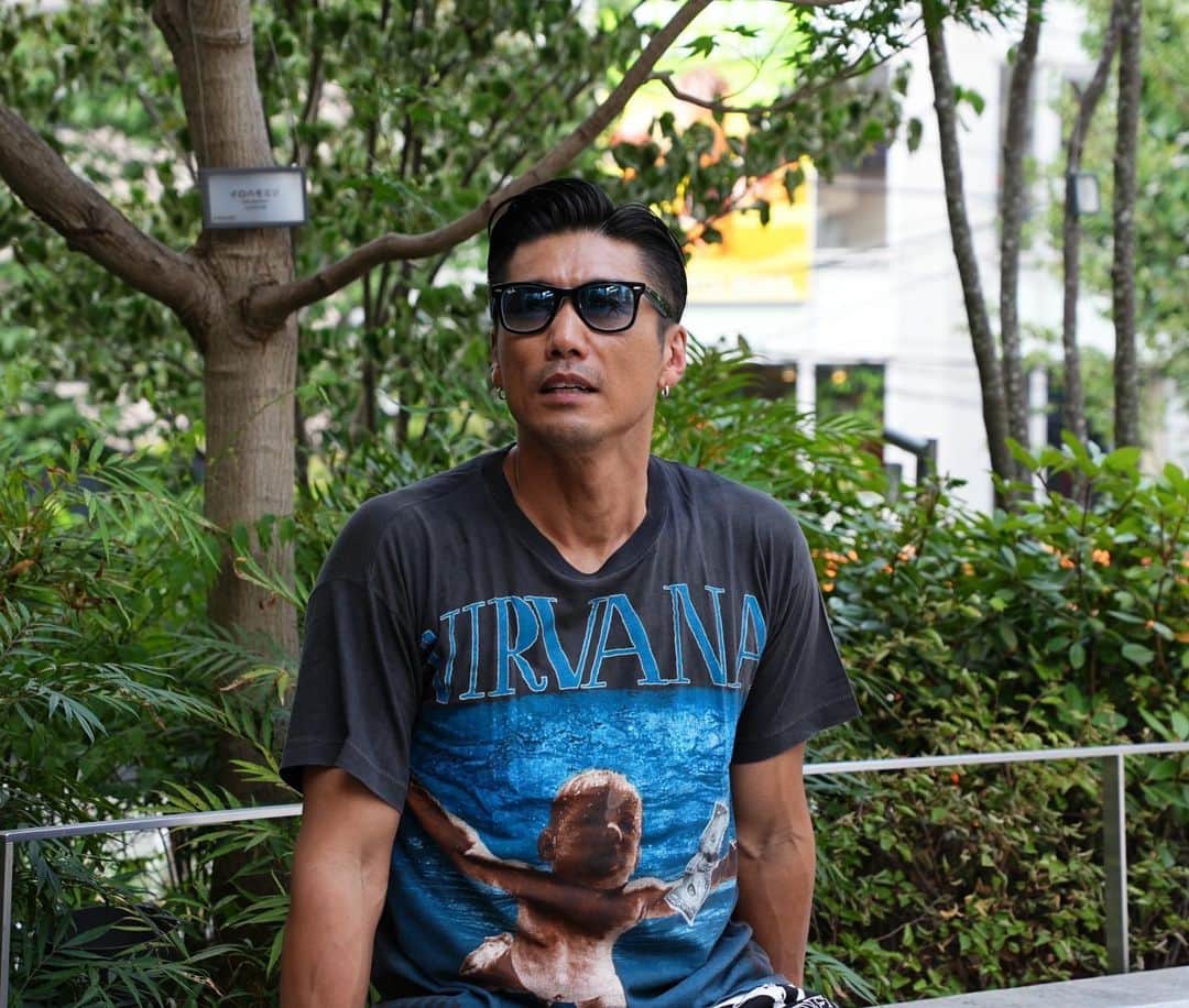 金子賢のインスタグラム：「少し休憩☕️☕️☕️☕️  Tシャツやばいな😎  #nirvana#nirvanatshirt」
