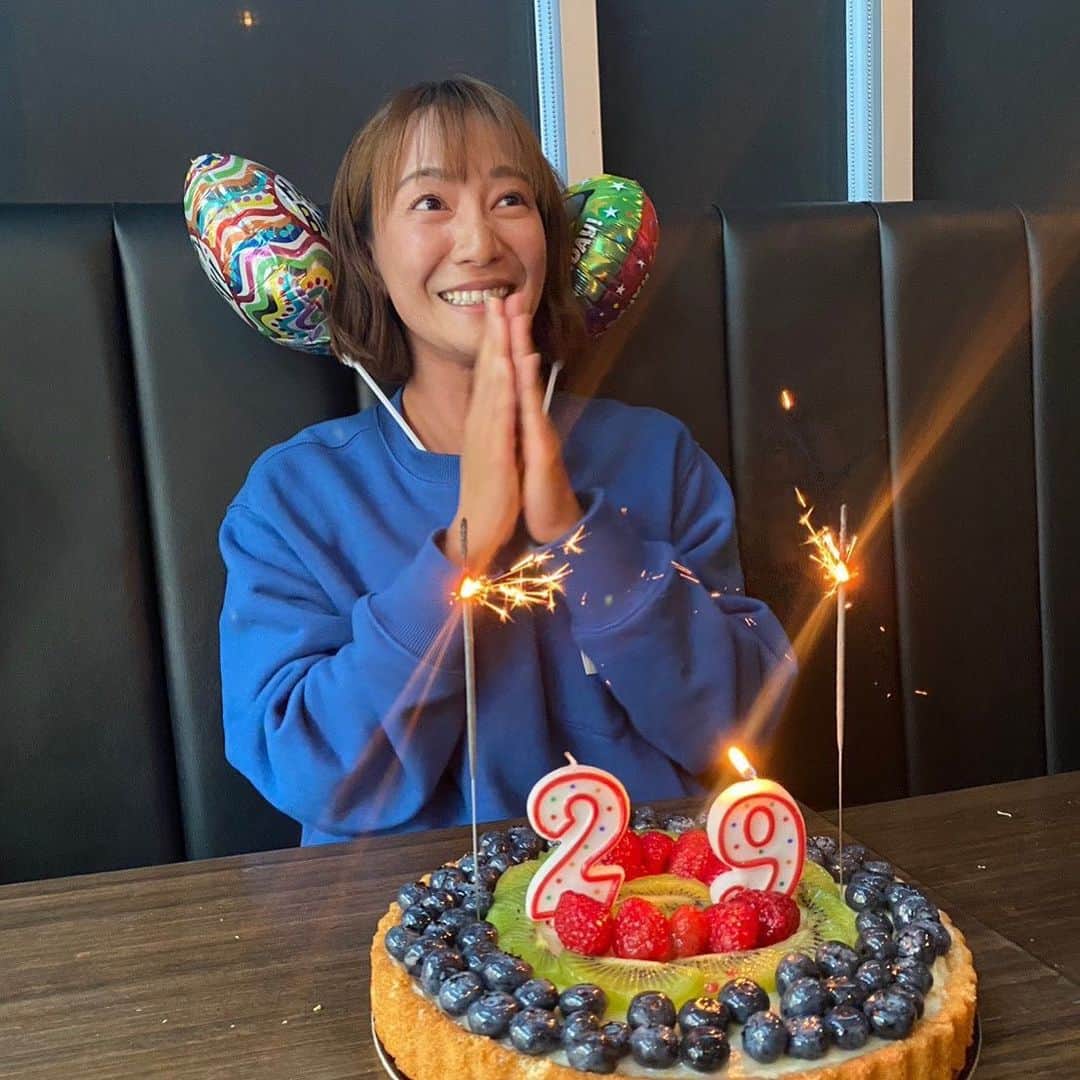 坂口由里香のインスタグラム：「.  7月20日で29歳になりました！  今年はカナダで誕生日を迎え、昨年に引き続き今年も日本チームのみんなにお祝いしてもらいました🥹🎂  20代ラスト。 めいいっぱい楽しみたいと思います😊  #mybirthday #0720」
