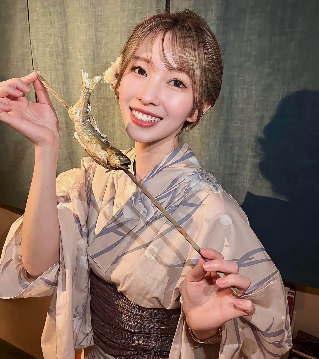 藤原望未さんのインスタグラム写真 - (藤原望未Instagram)「浴衣👘でお食事会〜！ 美女×浴衣＝眼福☺️でした笑  ご一緒して下さった皆さんありがとうございました🌸 . . 一石三鳥さんが西麻布にオープンした、「江戸時代」をテーマにしたお店に🏮✨️  もし江戸時代にタイムスリップしたら、 どんな料理を提供するのかってコンセプトみたい😳！  お料理一つ一つにも細かい工夫がされていて、江戸時代の小判をモチーフにしたお料理や、カウンター前では鮎の炉端焼きも🐟！  もちろんめちゃくちゃ美味しかった😍  お料理だけでなく内装も、 石・木・土・そして和紙など、江戸時代にもあった素材で作られていたり、個室は畳で江戸時代を感じる装飾になっていたり...  コンセプトに沿ってお客様を喜ばせる工夫と手間がすーっごくて、今回も感激でした☺️✨️ . . 浴衣で来店すると10％オフになるみたい！ 浴衣って着る機会が多くないけど、せっかくだから季節を感じることできたら嬉しいよね☺️  そんなきっかけを作ってくれる @1seki3cho_yonezap さん、さすがです👏  ご夫婦の結婚記念日などにも、 浴衣で来ていただき、江戸時代に、 そしてお二人の出会った頃にタイムスリップしてみませんか？😉  って言ってました🫣笑 . . 浴衣は、今年二回目！  今回は髪も明るいので、 全体的に色素薄い系にしてみたよ✌️  帯がキラキラで可愛い！ どうでしょう？  @andesir_official     #一石三鳥  #浴衣  #浴衣ヘアアレンジ  #浴衣女子  #浴衣コーデ  #江戸料理」7月21日 18時30分 - nozo.mi74