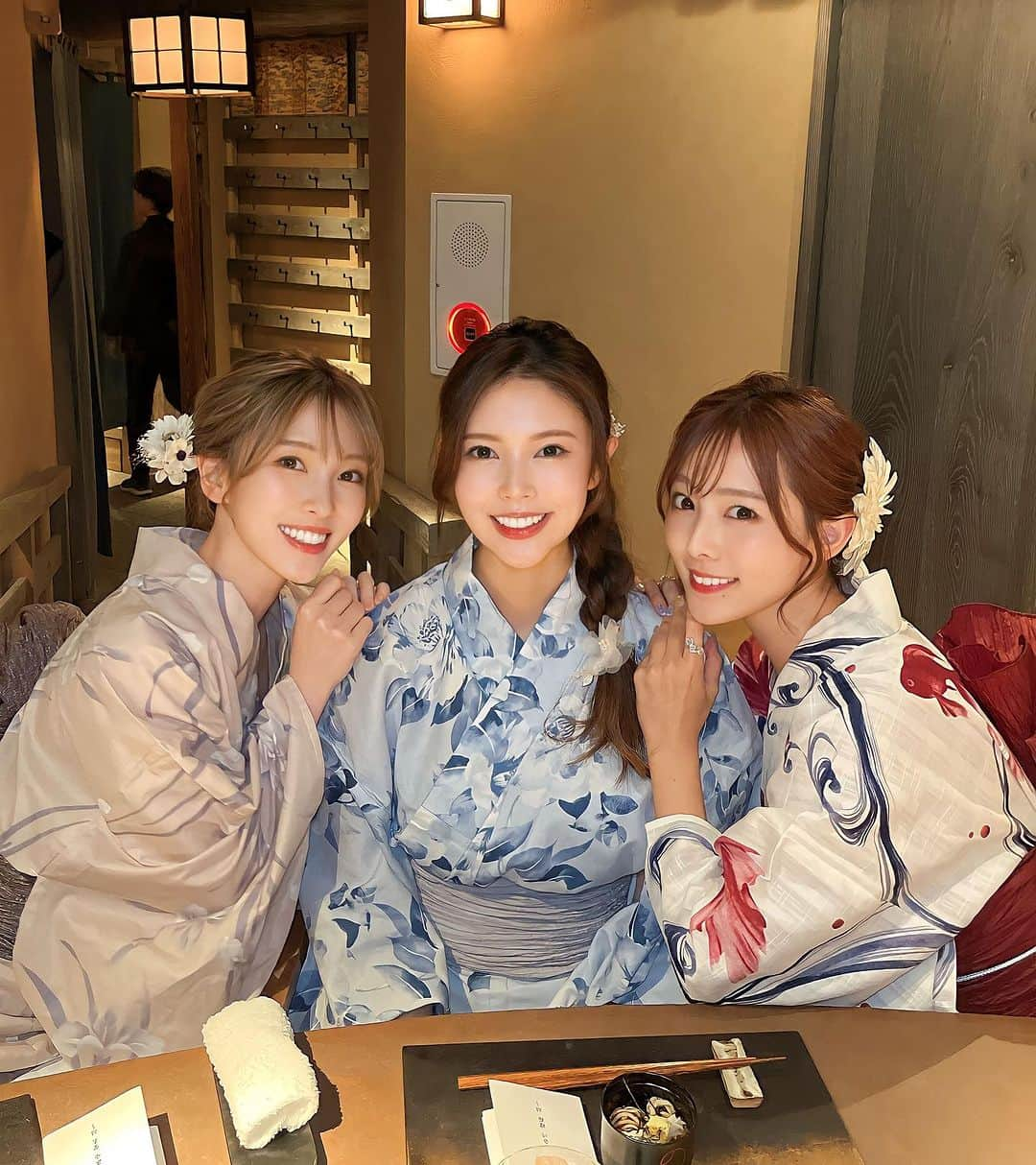 藤原望未さんのインスタグラム写真 - (藤原望未Instagram)「浴衣👘でお食事会〜！ 美女×浴衣＝眼福☺️でした笑  ご一緒して下さった皆さんありがとうございました🌸 . . 一石三鳥さんが西麻布にオープンした、「江戸時代」をテーマにしたお店に🏮✨️  もし江戸時代にタイムスリップしたら、 どんな料理を提供するのかってコンセプトみたい😳！  お料理一つ一つにも細かい工夫がされていて、江戸時代の小判をモチーフにしたお料理や、カウンター前では鮎の炉端焼きも🐟！  もちろんめちゃくちゃ美味しかった😍  お料理だけでなく内装も、 石・木・土・そして和紙など、江戸時代にもあった素材で作られていたり、個室は畳で江戸時代を感じる装飾になっていたり...  コンセプトに沿ってお客様を喜ばせる工夫と手間がすーっごくて、今回も感激でした☺️✨️ . . 浴衣で来店すると10％オフになるみたい！ 浴衣って着る機会が多くないけど、せっかくだから季節を感じることできたら嬉しいよね☺️  そんなきっかけを作ってくれる @1seki3cho_yonezap さん、さすがです👏  ご夫婦の結婚記念日などにも、 浴衣で来ていただき、江戸時代に、 そしてお二人の出会った頃にタイムスリップしてみませんか？😉  って言ってました🫣笑 . . 浴衣は、今年二回目！  今回は髪も明るいので、 全体的に色素薄い系にしてみたよ✌️  帯がキラキラで可愛い！ どうでしょう？  @andesir_official     #一石三鳥  #浴衣  #浴衣ヘアアレンジ  #浴衣女子  #浴衣コーデ  #江戸料理」7月21日 18時30分 - nozo.mi74