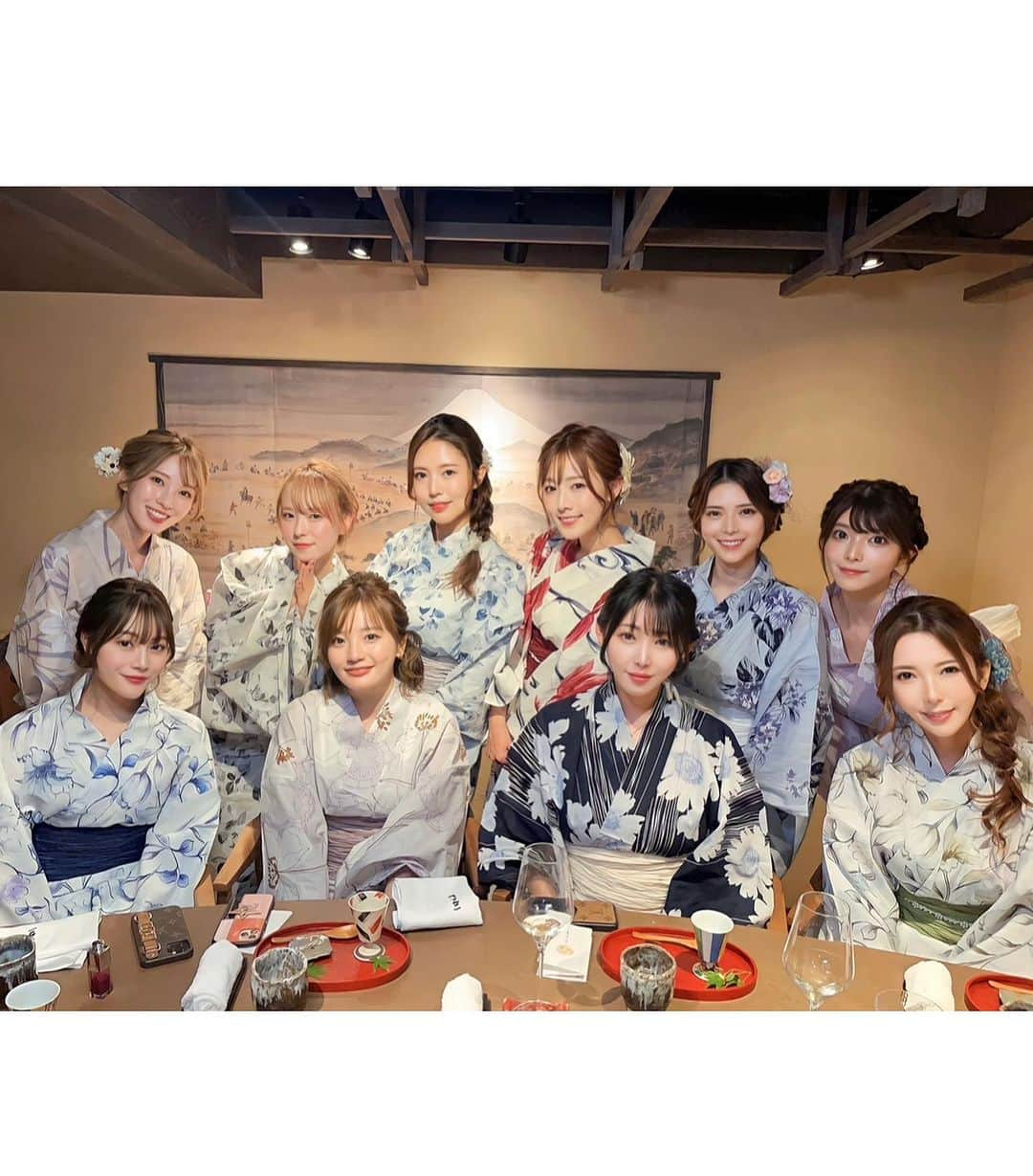 藤原望未さんのインスタグラム写真 - (藤原望未Instagram)「浴衣👘でお食事会〜！ 美女×浴衣＝眼福☺️でした笑  ご一緒して下さった皆さんありがとうございました🌸 . . 一石三鳥さんが西麻布にオープンした、「江戸時代」をテーマにしたお店に🏮✨️  もし江戸時代にタイムスリップしたら、 どんな料理を提供するのかってコンセプトみたい😳！  お料理一つ一つにも細かい工夫がされていて、江戸時代の小判をモチーフにしたお料理や、カウンター前では鮎の炉端焼きも🐟！  もちろんめちゃくちゃ美味しかった😍  お料理だけでなく内装も、 石・木・土・そして和紙など、江戸時代にもあった素材で作られていたり、個室は畳で江戸時代を感じる装飾になっていたり...  コンセプトに沿ってお客様を喜ばせる工夫と手間がすーっごくて、今回も感激でした☺️✨️ . . 浴衣で来店すると10％オフになるみたい！ 浴衣って着る機会が多くないけど、せっかくだから季節を感じることできたら嬉しいよね☺️  そんなきっかけを作ってくれる @1seki3cho_yonezap さん、さすがです👏  ご夫婦の結婚記念日などにも、 浴衣で来ていただき、江戸時代に、 そしてお二人の出会った頃にタイムスリップしてみませんか？😉  って言ってました🫣笑 . . 浴衣は、今年二回目！  今回は髪も明るいので、 全体的に色素薄い系にしてみたよ✌️  帯がキラキラで可愛い！ どうでしょう？  @andesir_official     #一石三鳥  #浴衣  #浴衣ヘアアレンジ  #浴衣女子  #浴衣コーデ  #江戸料理」7月21日 18時30分 - nozo.mi74