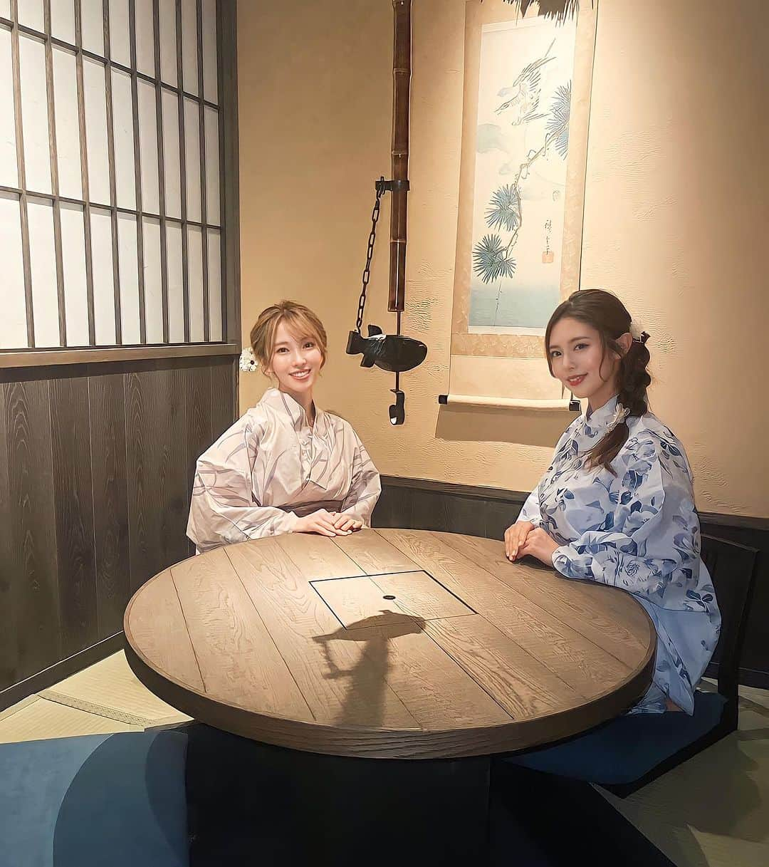 藤原望未さんのインスタグラム写真 - (藤原望未Instagram)「浴衣👘でお食事会〜！ 美女×浴衣＝眼福☺️でした笑  ご一緒して下さった皆さんありがとうございました🌸 . . 一石三鳥さんが西麻布にオープンした、「江戸時代」をテーマにしたお店に🏮✨️  もし江戸時代にタイムスリップしたら、 どんな料理を提供するのかってコンセプトみたい😳！  お料理一つ一つにも細かい工夫がされていて、江戸時代の小判をモチーフにしたお料理や、カウンター前では鮎の炉端焼きも🐟！  もちろんめちゃくちゃ美味しかった😍  お料理だけでなく内装も、 石・木・土・そして和紙など、江戸時代にもあった素材で作られていたり、個室は畳で江戸時代を感じる装飾になっていたり...  コンセプトに沿ってお客様を喜ばせる工夫と手間がすーっごくて、今回も感激でした☺️✨️ . . 浴衣で来店すると10％オフになるみたい！ 浴衣って着る機会が多くないけど、せっかくだから季節を感じることできたら嬉しいよね☺️  そんなきっかけを作ってくれる @1seki3cho_yonezap さん、さすがです👏  ご夫婦の結婚記念日などにも、 浴衣で来ていただき、江戸時代に、 そしてお二人の出会った頃にタイムスリップしてみませんか？😉  って言ってました🫣笑 . . 浴衣は、今年二回目！  今回は髪も明るいので、 全体的に色素薄い系にしてみたよ✌️  帯がキラキラで可愛い！ どうでしょう？  @andesir_official     #一石三鳥  #浴衣  #浴衣ヘアアレンジ  #浴衣女子  #浴衣コーデ  #江戸料理」7月21日 18時30分 - nozo.mi74