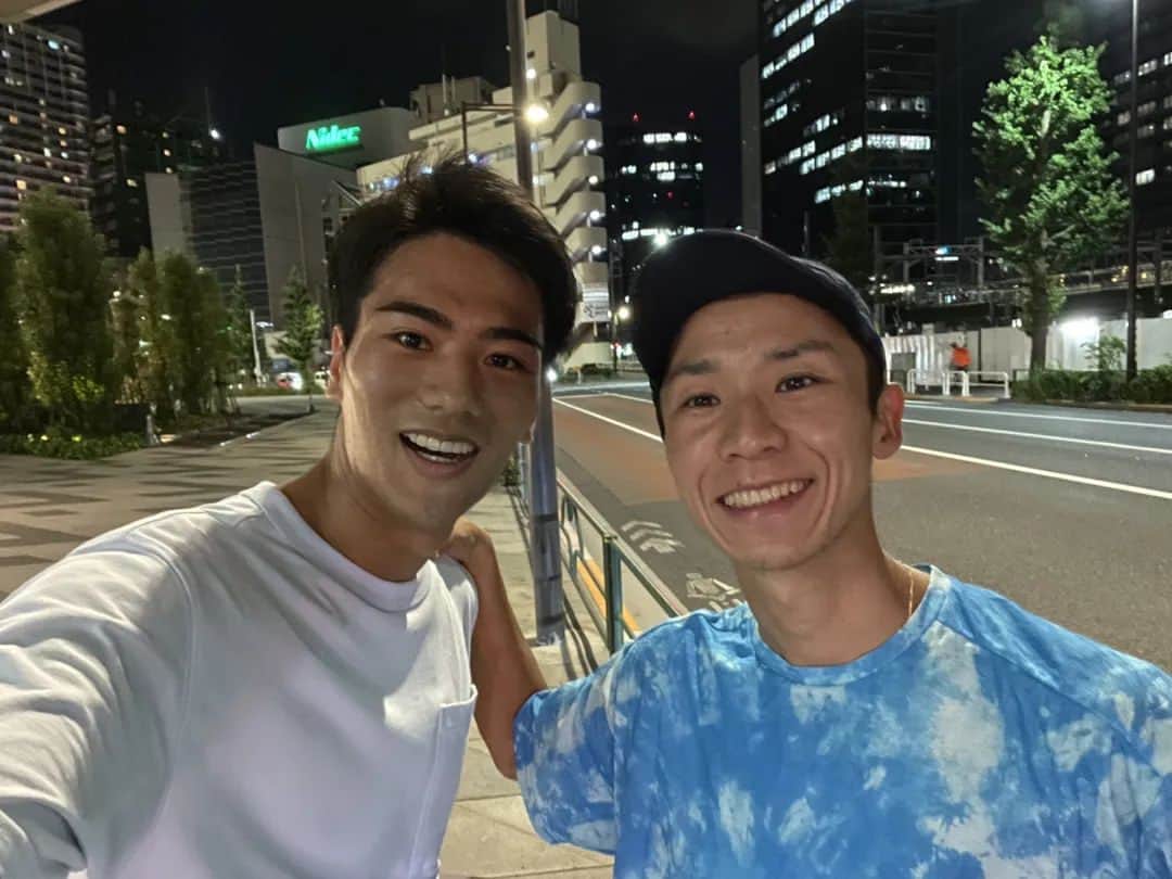 宇野けんたろうのインスタグラム：「27時間テレビ  100kmサバイバルマラソン  フジテレビアナウンサーの  山本賢太ことヤマケンとの  最後の練習が終わりました。  びっくりするぐらいに  体は絞れて  走るフォームが段違いに  良くなってました。  いや～嬉しかった。  明日は本番  ヤマケン！！！  気合いの走りを  魅せてくれよ！！！  #27時間テレビ #フジテレビ #山本賢太 #Buff #COROS」