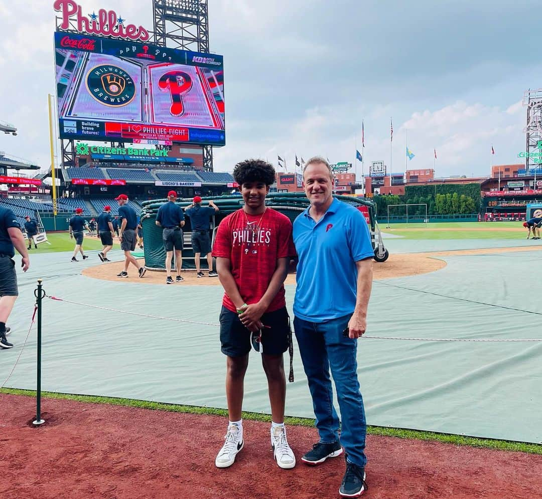 トム・ベリカさんのインスタグラム写真 - (トム・ベリカInstagram)「Yo Philly!!! My hometown, the city of Brotherly Love. And home of 2 time World Series champs @phillies for our next stop on #dadsonroadtrip. Born and raised following this #Philly team. Too short of a stop but got to see family, my sisters and high school pals. And thank you always to @mhgophils for the unbelievable hospitality! #citizensbankpark @tonylukes #motownphilly #southphilly」7月21日 13時23分 - tomverica