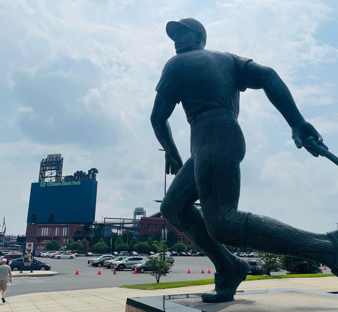 トム・ベリカさんのインスタグラム写真 - (トム・ベリカInstagram)「Yo Philly!!! My hometown, the city of Brotherly Love. And home of 2 time World Series champs @phillies for our next stop on #dadsonroadtrip. Born and raised following this #Philly team. Too short of a stop but got to see family, my sisters and high school pals. And thank you always to @mhgophils for the unbelievable hospitality! #citizensbankpark @tonylukes #motownphilly #southphilly」7月21日 13時23分 - tomverica