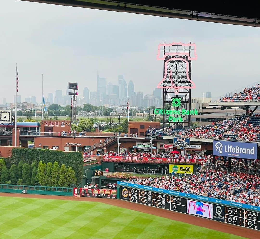 トム・ベリカさんのインスタグラム写真 - (トム・ベリカInstagram)「Yo Philly!!! My hometown, the city of Brotherly Love. And home of 2 time World Series champs @phillies for our next stop on #dadsonroadtrip. Born and raised following this #Philly team. Too short of a stop but got to see family, my sisters and high school pals. And thank you always to @mhgophils for the unbelievable hospitality! #citizensbankpark @tonylukes #motownphilly #southphilly」7月21日 13時23分 - tomverica