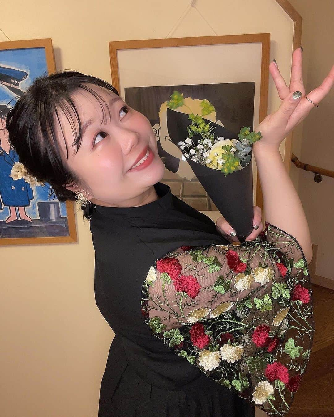 ゆめちゃんのインスタグラム：「結婚式コーデ🤍お花がテーマの日💐 記念に撮影会した✌🏻🌸 ヘアアレンジも鬼かわ🤍🤍🤍. . . #結婚式 #お呼ばれコーデ  #お呼ばれヘア  #お花 #ヘアアレンジ #スリーコインズ #3coins  #ヘアアクセ #花アクセサリー  #ゆめちゃん #シカゴの女 #芸人 #人力舎」