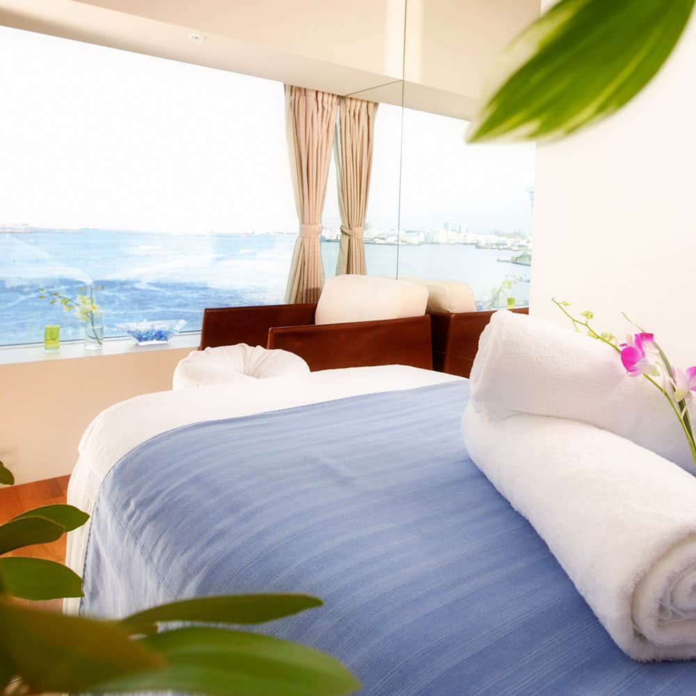 ヨコハマ グランド インターコンチネンタル ホテルさんのインスタグラム写真 - (ヨコハマ グランド インターコンチネンタル ホテルInstagram)「暑い夏の午後は、スパ 「ベイ ウィンドー」で海を眺めながらリラックスしてお過ごしください。  📌スパ「ベイ ウィンドー」 https://www.icyokohama-grand.com/spa/#SPA1  #ヨコハマグランドインターコンチネンタルホテル #ベイウィンドー #スパ #ホテルスパ #海が見えるスパ #横浜 #横浜スパ #スパでリフレッシュ #リフレッシュ #みなとみらい  #intercontinentalyokohamagrand #baywindow #spa #hotelspa #relax #yokohama #minatomirai」7月21日 13時30分 - intercontinentalyokohamagrand