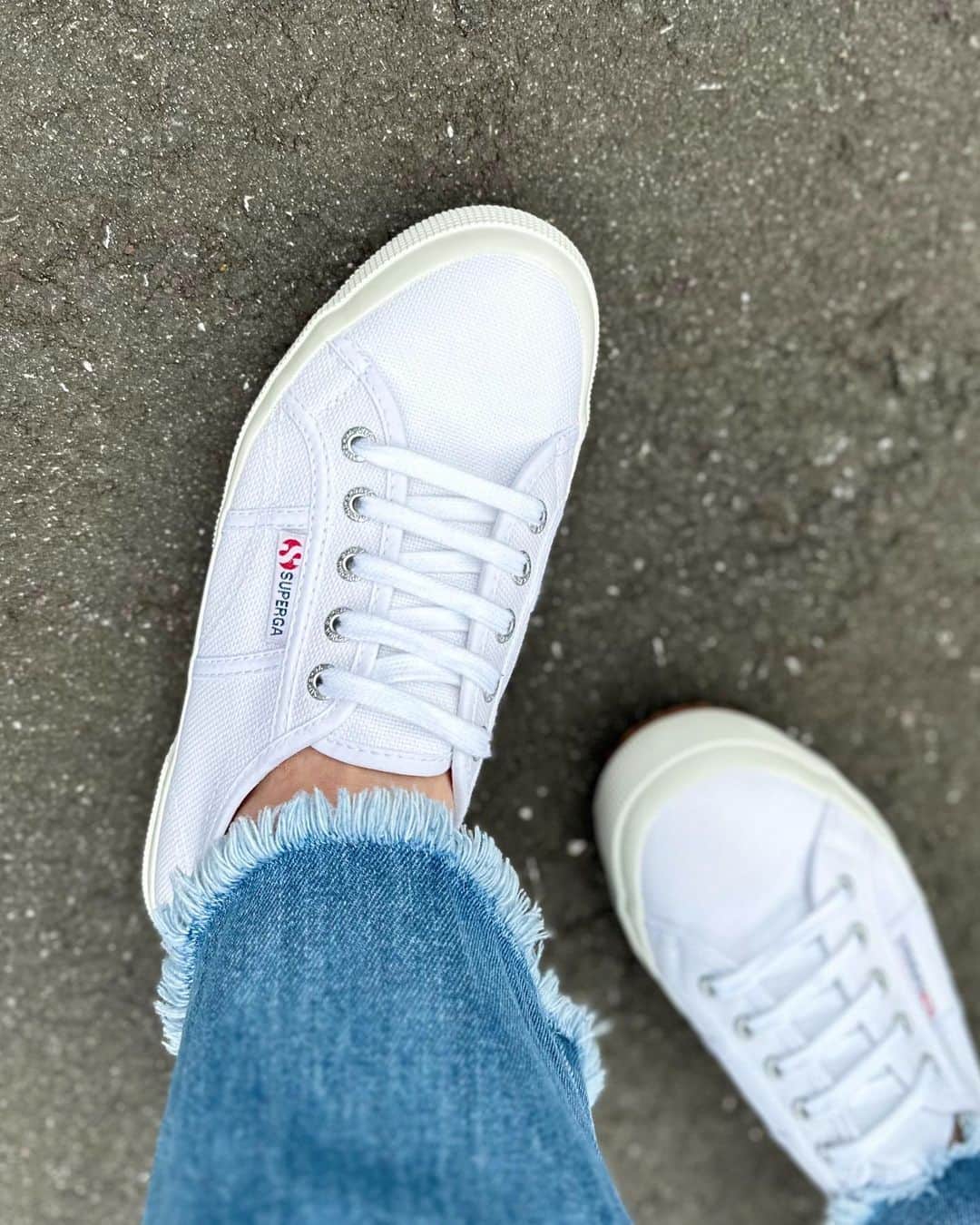 須藤茉麻のインスタグラム：「NEW👟🤍  晴れた日に靴おろすと気持ち上がる！ 爽やか〜。夏って感じ☀️  #superga  #キャンバススニーカー  #ホワイトスニーカー」
