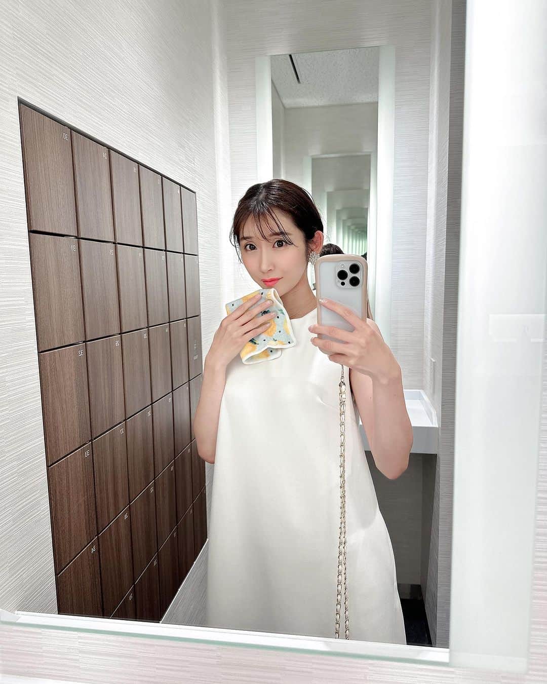 小原春香のインスタグラム：「先日harukaちゃんとharukaちゃんママとおランチ♡ 久しぶりにお会いできて happyパワーたくさん頂きました♡ ・ 広島でもお世話になってたり、舞台でご一緒したり、 復帰作観に来てくださったり オモロナイト、𝓡のライブまで駆けつけてくださったり、 いつも気づけばパワーを送ってくださる♡ 私もhrukaちゃんやママの力になりたいといつも思ってる💓 ・ 月日が経ってもこうして会えるって幸せ〜♡ ご縁を大切にしたい♡ ・ この日も会話に夢中で写真撮り忘れたよ🤳 はるかちゃんママのハマってるぺぇさんオススメのパスタ🍝と美味すぎるティラミスは撮影してた💓 きゅんっっ この白ワンピースにパスタ🍝つけちゃったり、 私白のお洋服が好きなのですが向いてない。 ご飯食べるの下手な子供みたいにポロポロ落とす🥹 はずかぴぃ〜  ・ またすぐ会おうね♡の約束をしたよ〜 ・ 暑い日がつづくので皆さん無理せず過ごしてください♡」