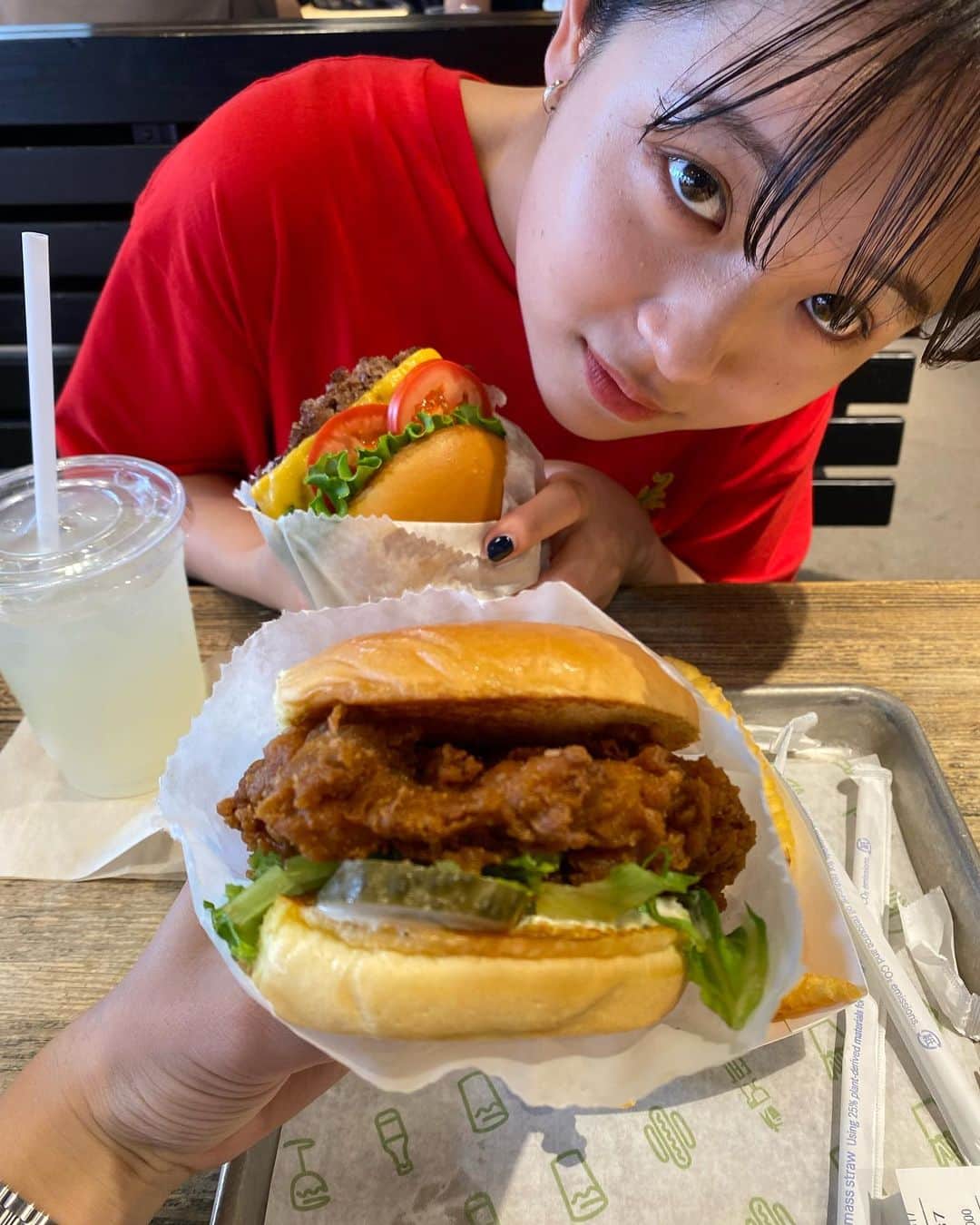 真雪さんのインスタグラム写真 - (真雪Instagram)「食べたり飲んだりする私 Tシャツもっと集めたい〜い」7月21日 13時51分 - fujitamayuki__