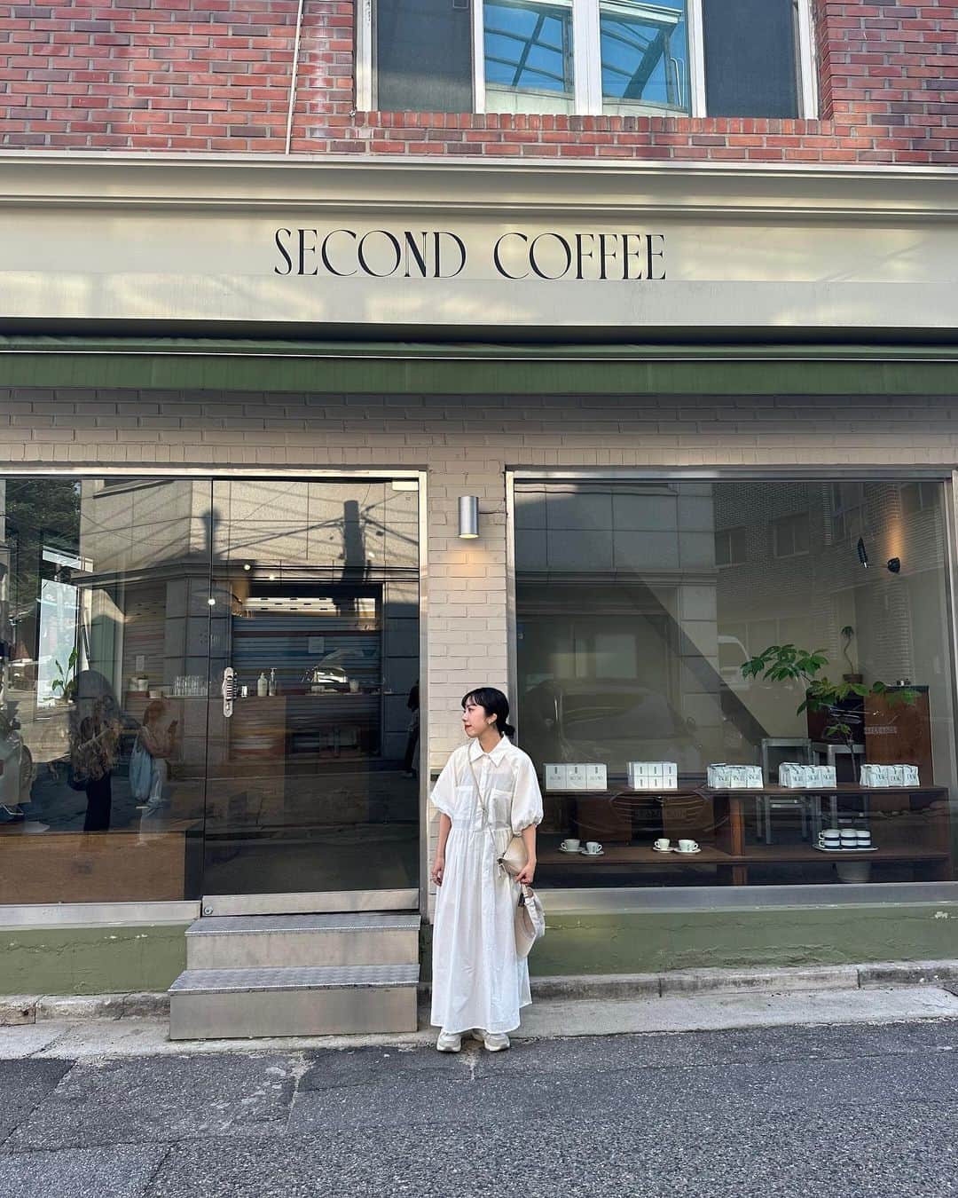 kannnaのインスタグラム：「ふらっと안국あたりに行った日の！ 可愛いカフェ見つけて ここ目指して歩いた🚶🏻‍♀️ その後にobjecjとかゆるっと ウロウロした😗♪  #ワンピース　#lawgy #韓国　#韓国ファッション  #キャップ　#カジュアル　#スニーカー」