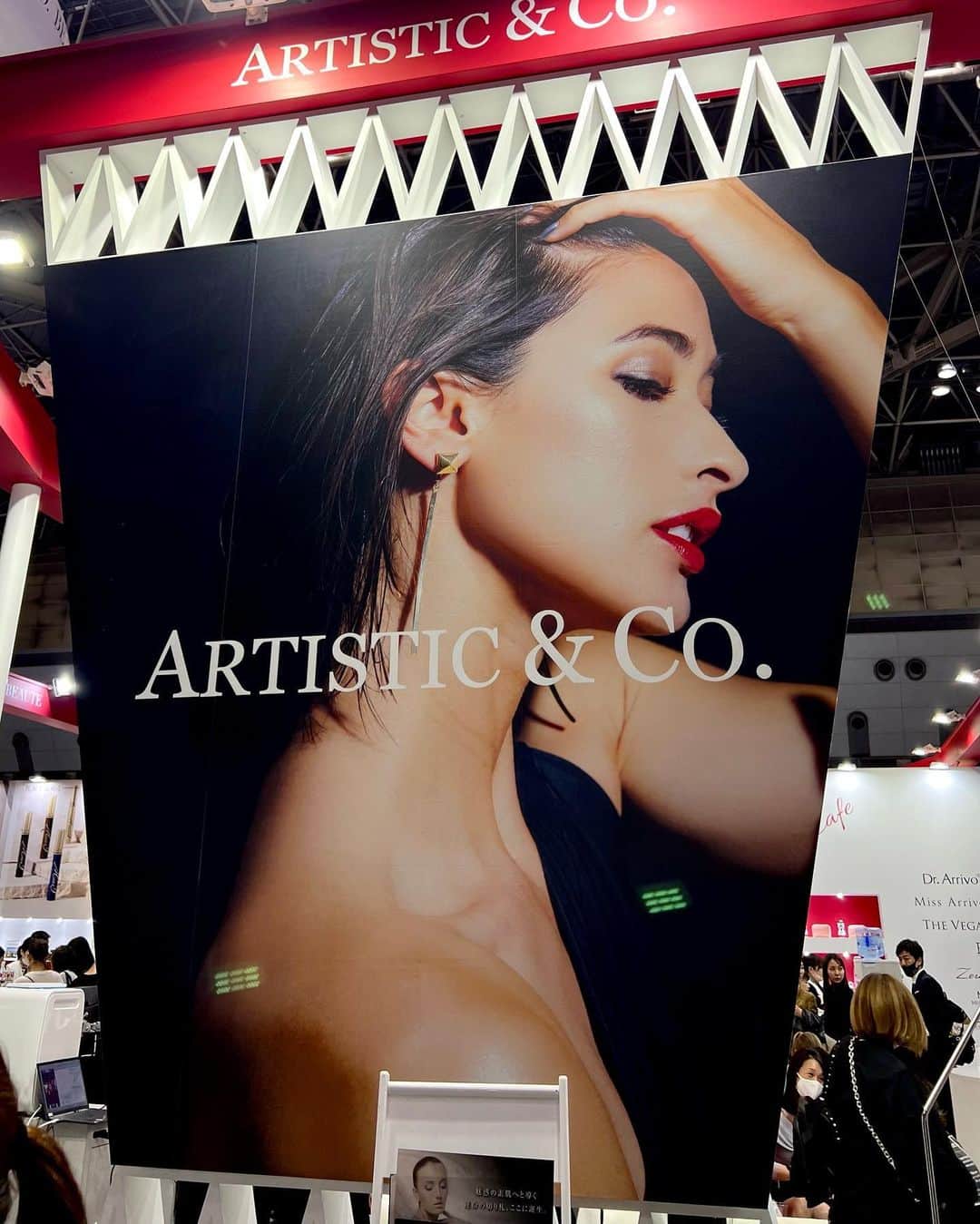 メロディー洋子のインスタグラム：「So grateful to my @artistic.co.official family to be able to work together over all of these years! The #1 top beauty devices made in Japan, in the palm of your hand.  Thank you to my manager @nagisa.amano for all of these great photos! 💛  ずっと一緒に仕事ができたことを、 @artistic.co.official ファミリーに感謝しています！No.1美容機器！  ありがとう皆様❣️日本で会える事を楽しみにしています〜✨  #Repost @nagisa.amano 🫶🏽 @divinemodelagency   BWJ-(Beauty World Japan) モデル「メロディー洋子」が今年もARTISTIC&CO.のイメージモデルを務めさせて頂く事になりました！→→★ 大きなビルボードはさすが迫力がありますね。 メロディーもSuper Cool!!人と人 ARTISTIC& CO.チームの皆様、心より感謝申し上げます。人を三日間大変お疲れ様でした。」