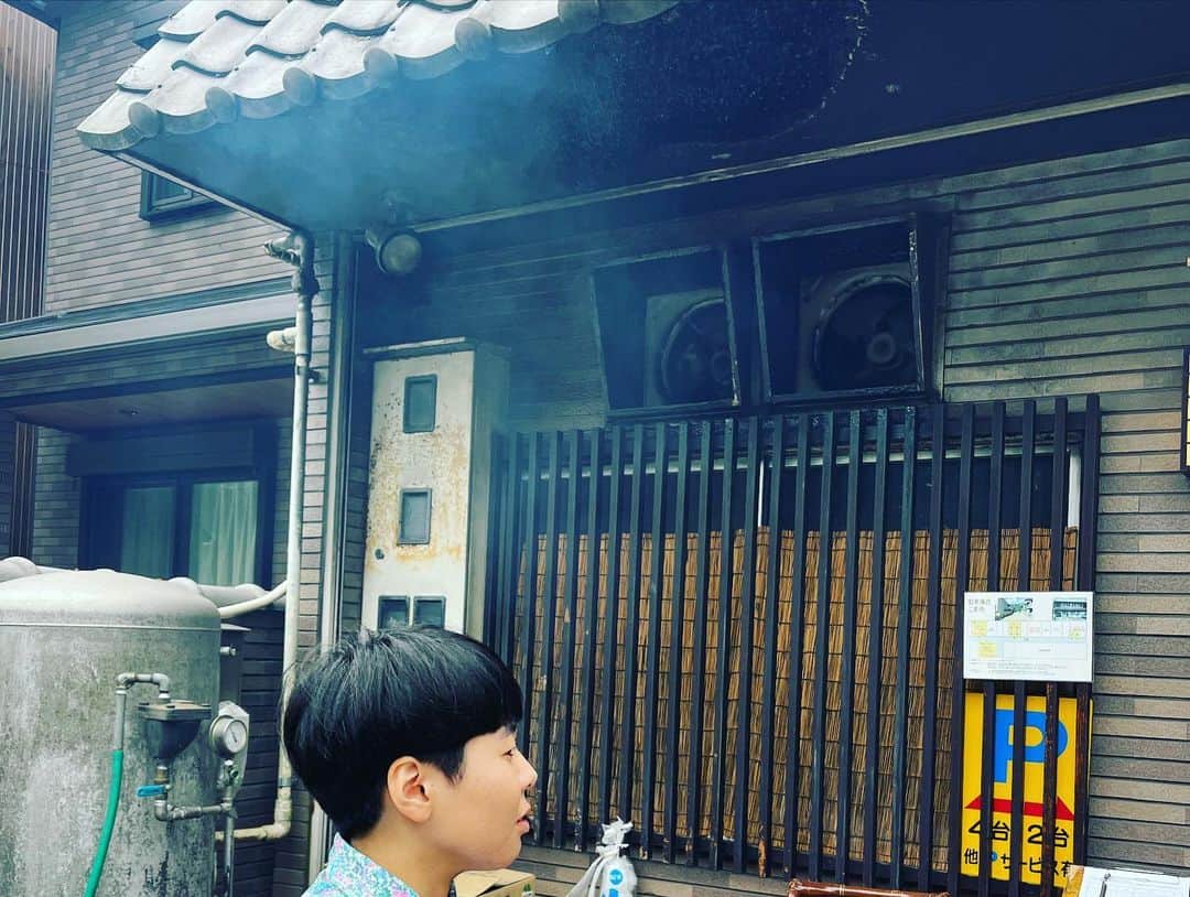新山士彦さんのインスタグラム写真 - (新山士彦Instagram)「名古屋で。 鰻木屋さん。 美味すぎる。 ほんまに。 店の前煙モクモク。 ちょっとした火事くらい煙出てた。 テンション爆上がり。 ひつまぶしという名のエンターテイメントやん。 それはもう、ひつまぶしという名のエンターテイメントやん。」7月21日 13時58分 - sayaka_no_niiyan