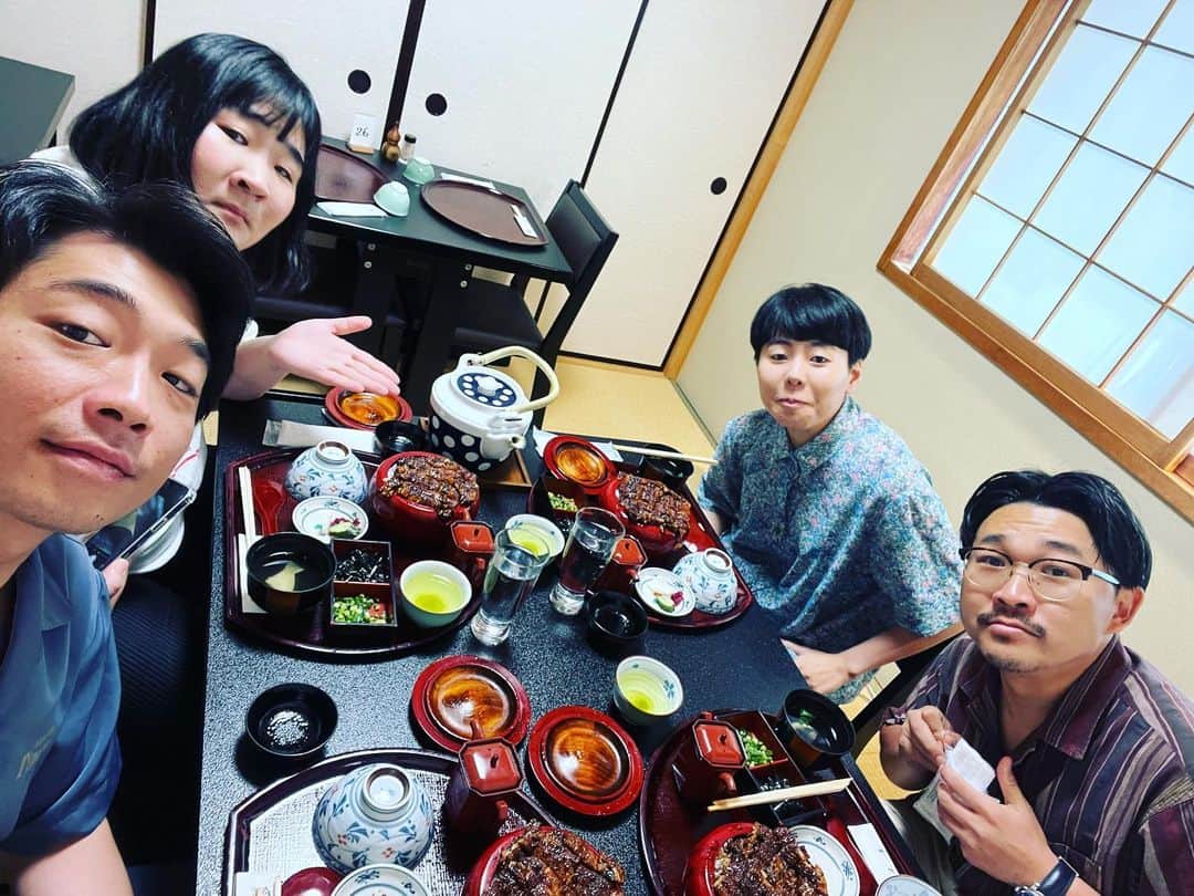 新山士彦のインスタグラム：「名古屋で。 鰻木屋さん。 美味すぎる。 ほんまに。 店の前煙モクモク。 ちょっとした火事くらい煙出てた。 テンション爆上がり。 ひつまぶしという名のエンターテイメントやん。 それはもう、ひつまぶしという名のエンターテイメントやん。」